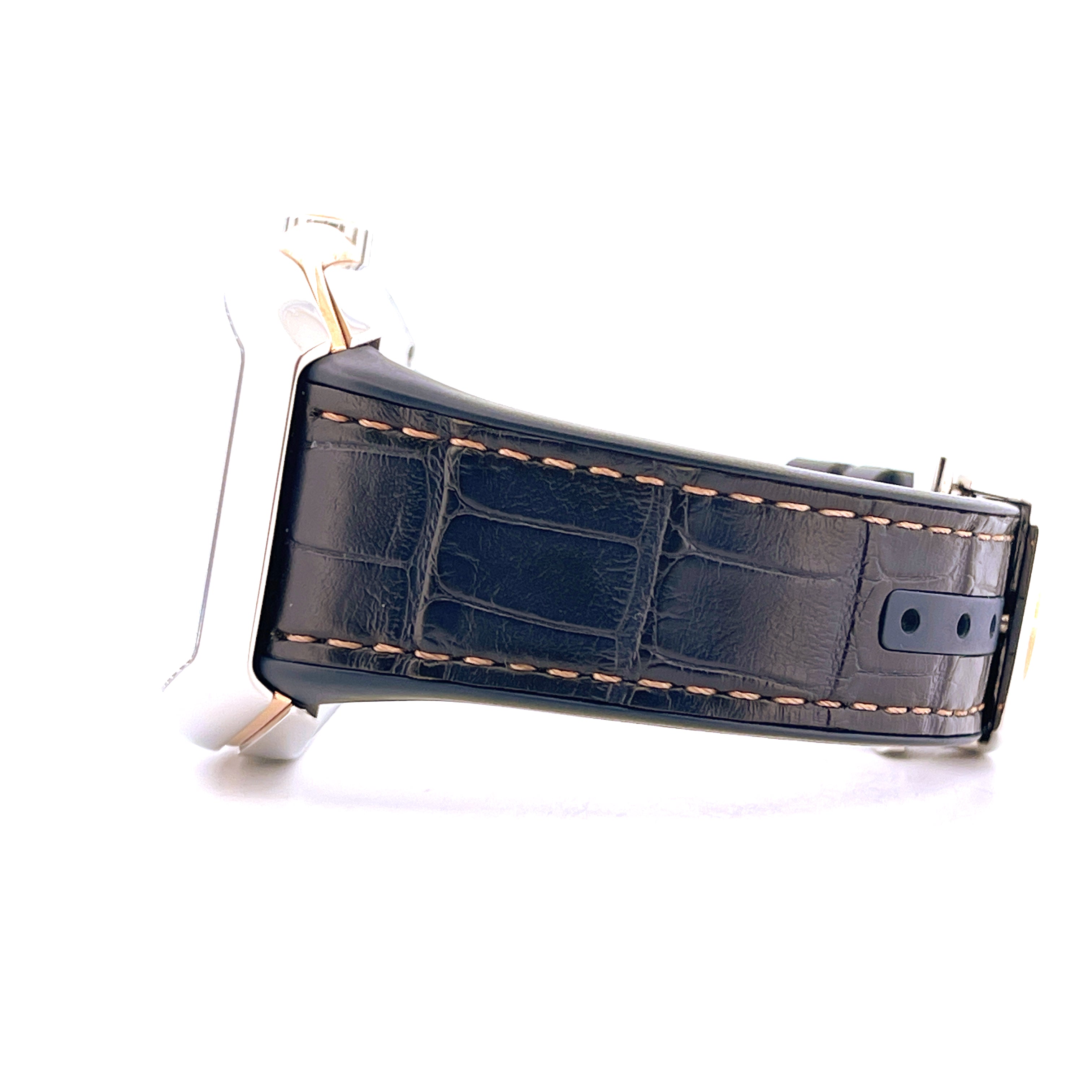 Seitenansicht des Franck Muller Vanguard Gehäuses mit einem dunkelblauen Krokodillederarmband