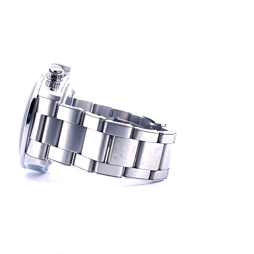 Seitenansicht einer Tudor Black Bay Chrono aus Stahl mit massivem Stahlarmband