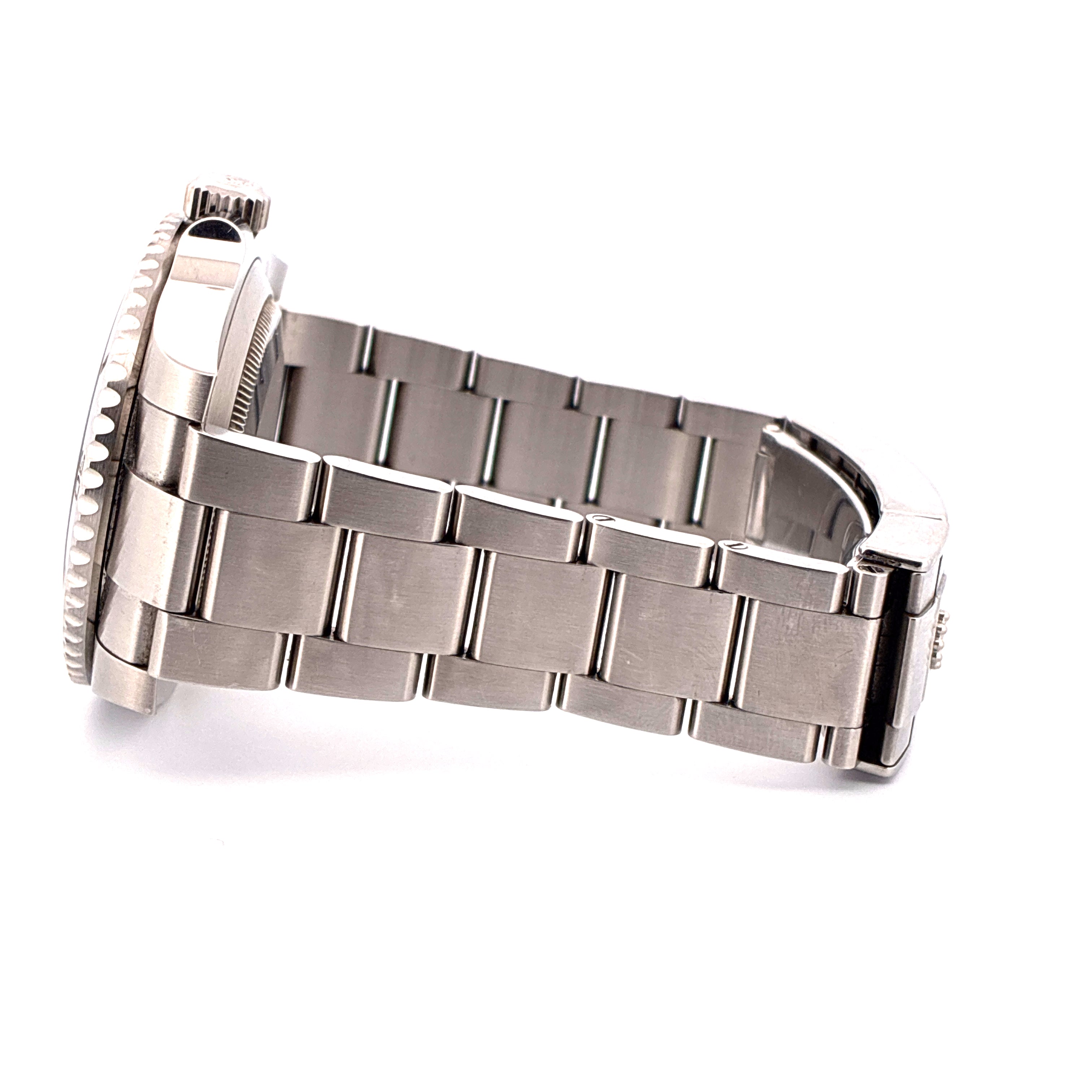 Rolex Submariner Date aus Stahl im Detail, Seitenansicht des robusten Armbands und der Lünette vor weissem Hintergrund