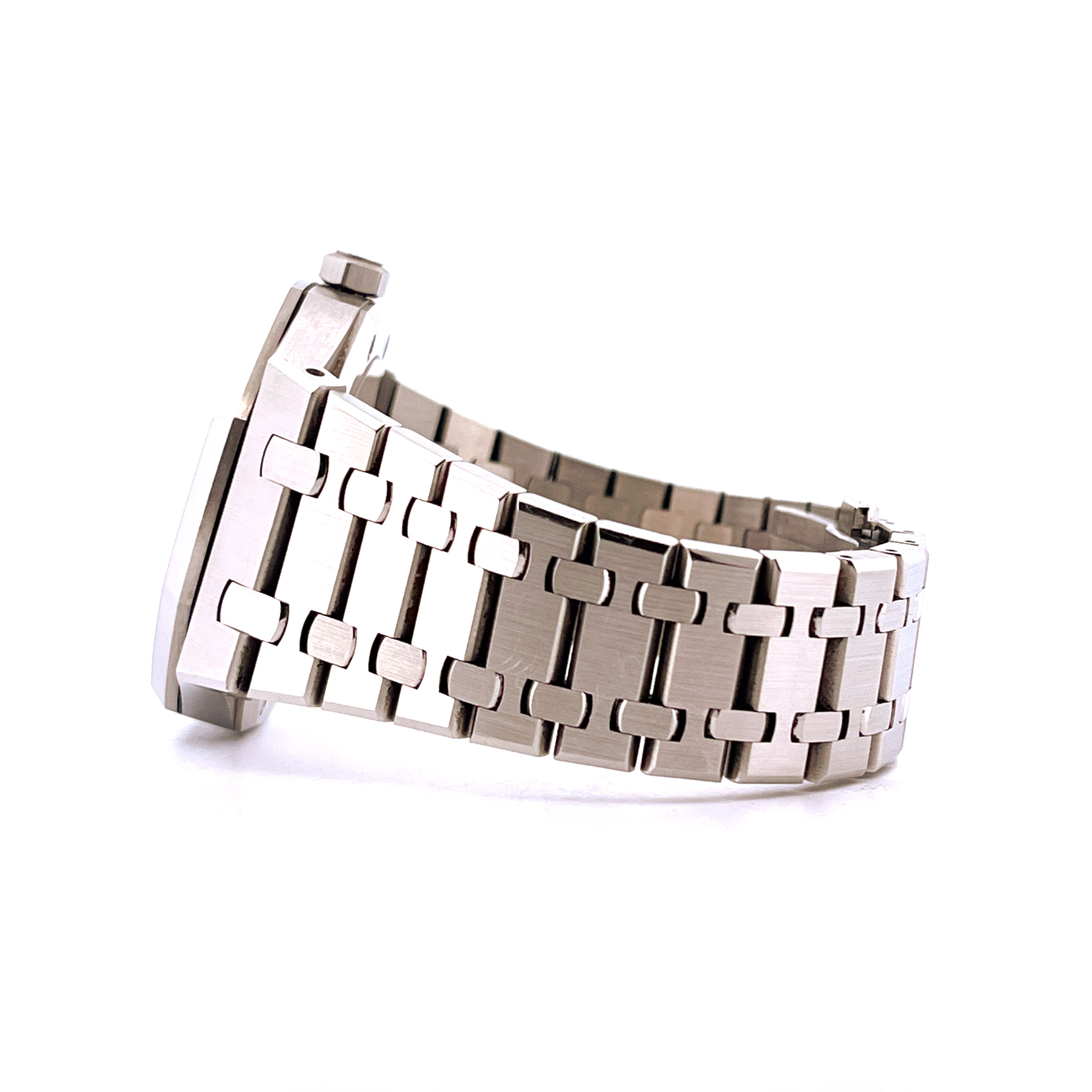 Audemars Piguet Royal Oak 15500ST aus Stahl, Seitenansicht des Edelstahlgehäuses und des Gliederarmbands vor weißem Hinter…