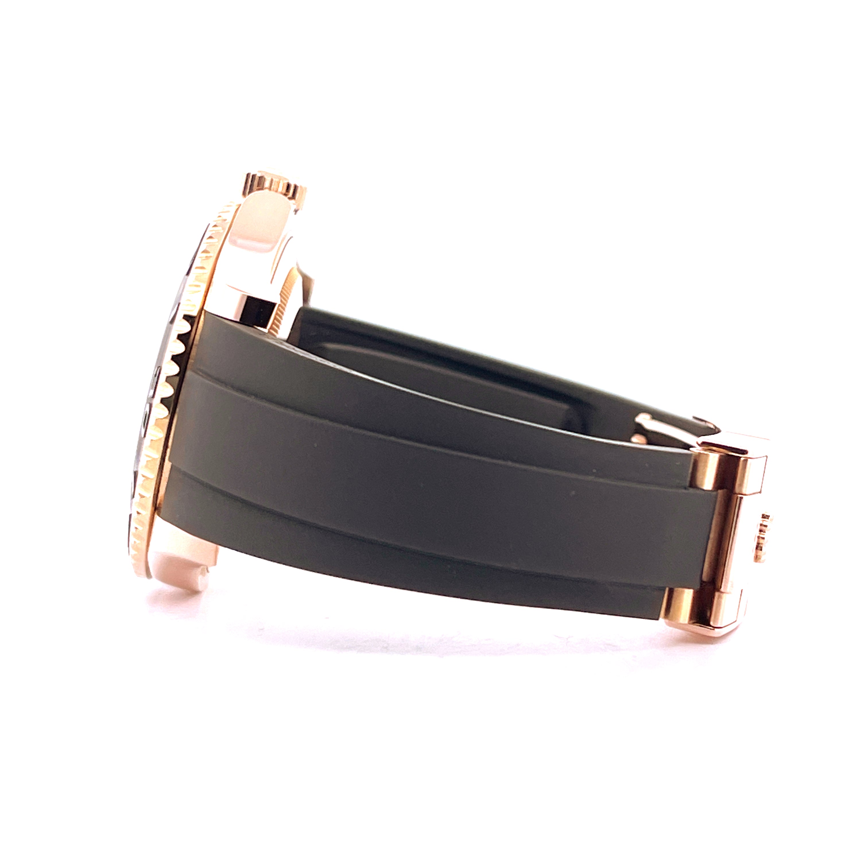 Seitenansicht einer Rolex Yacht-Master 40 Ref. 116655 aus Roségold mit schwarzem Kautschukband
