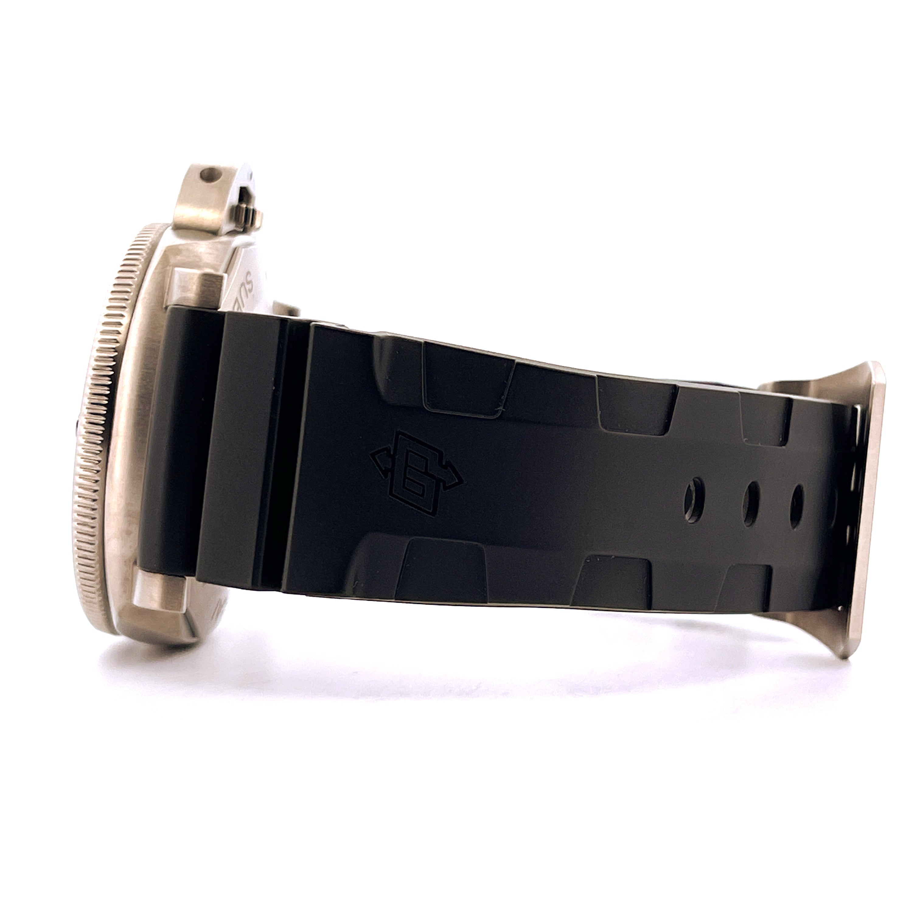 Panerai Luminor Submersible 1950 3 Days Titan, Seitenansicht eines schwarzen Kautschukarmbands mit Logo auf weißem Hinterg…