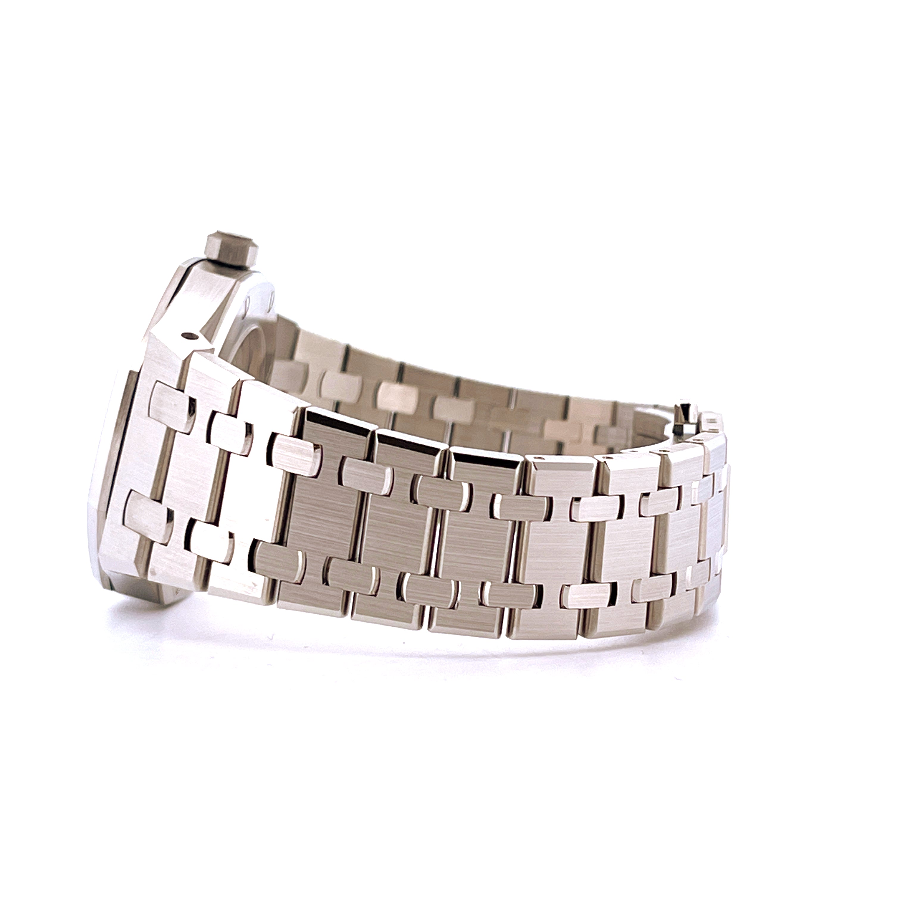 Seitenansicht eines Audemars Piguet Royal Oak Stahlarmbands mit gebürsteter Oberfläche auf weißem Hintergrund