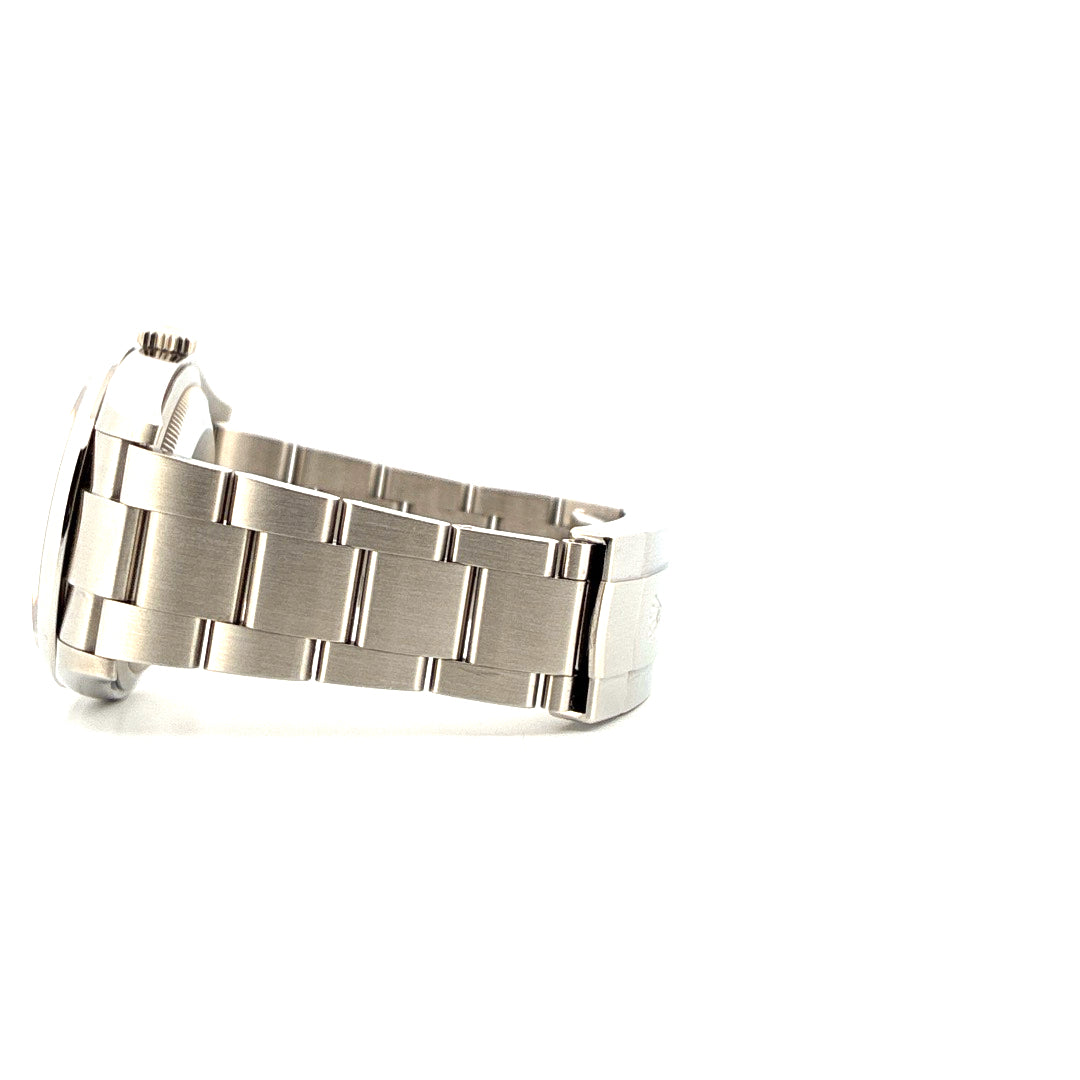 Rolex Oyster Perpetual 36 yellow (2022) aus Stahl in Seitenansicht, Armband detailliert auf weißem Hintergrund