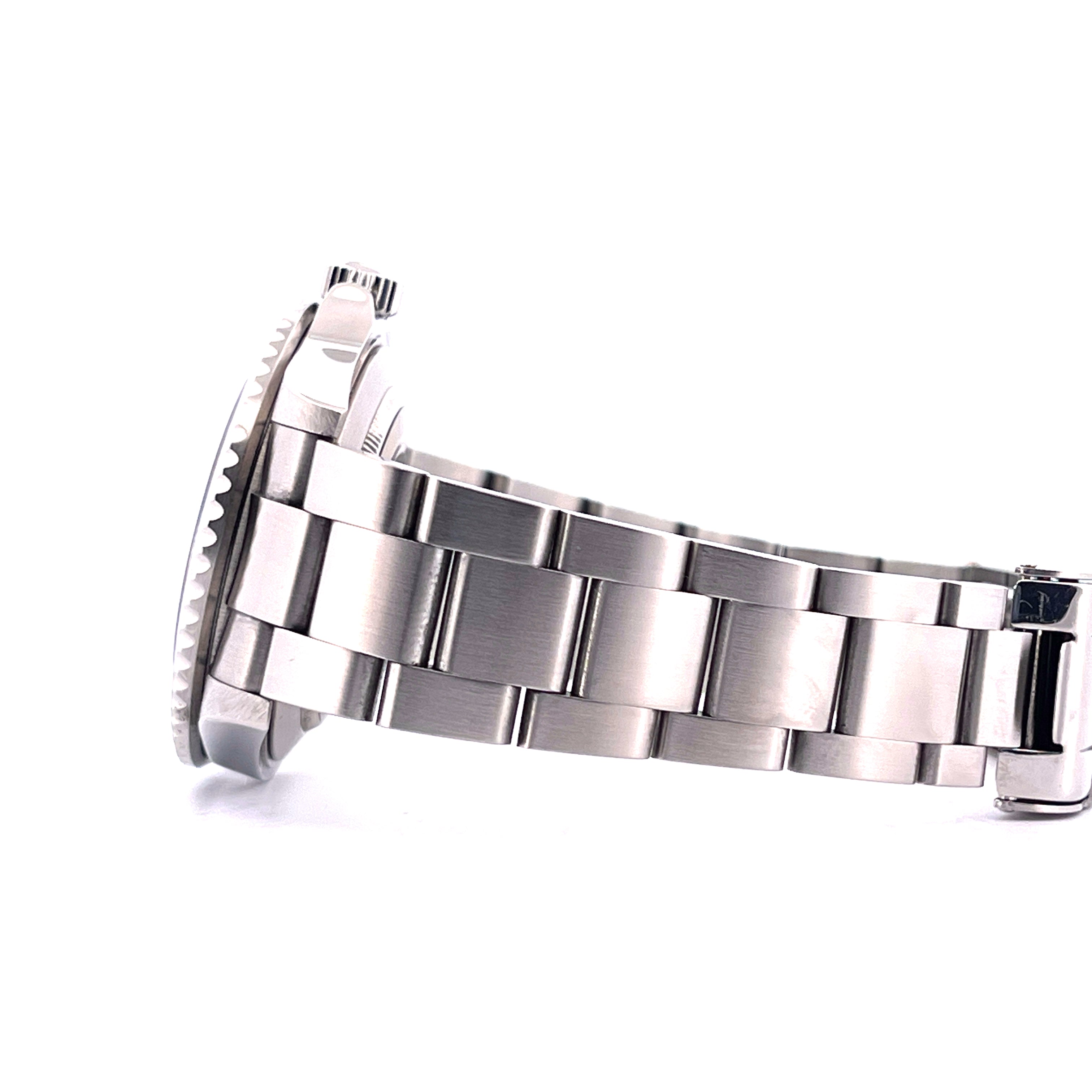Rolex Submariner Date "Kermit" Flat4 Stahlarmband im Profil auf weissem Hintergrund