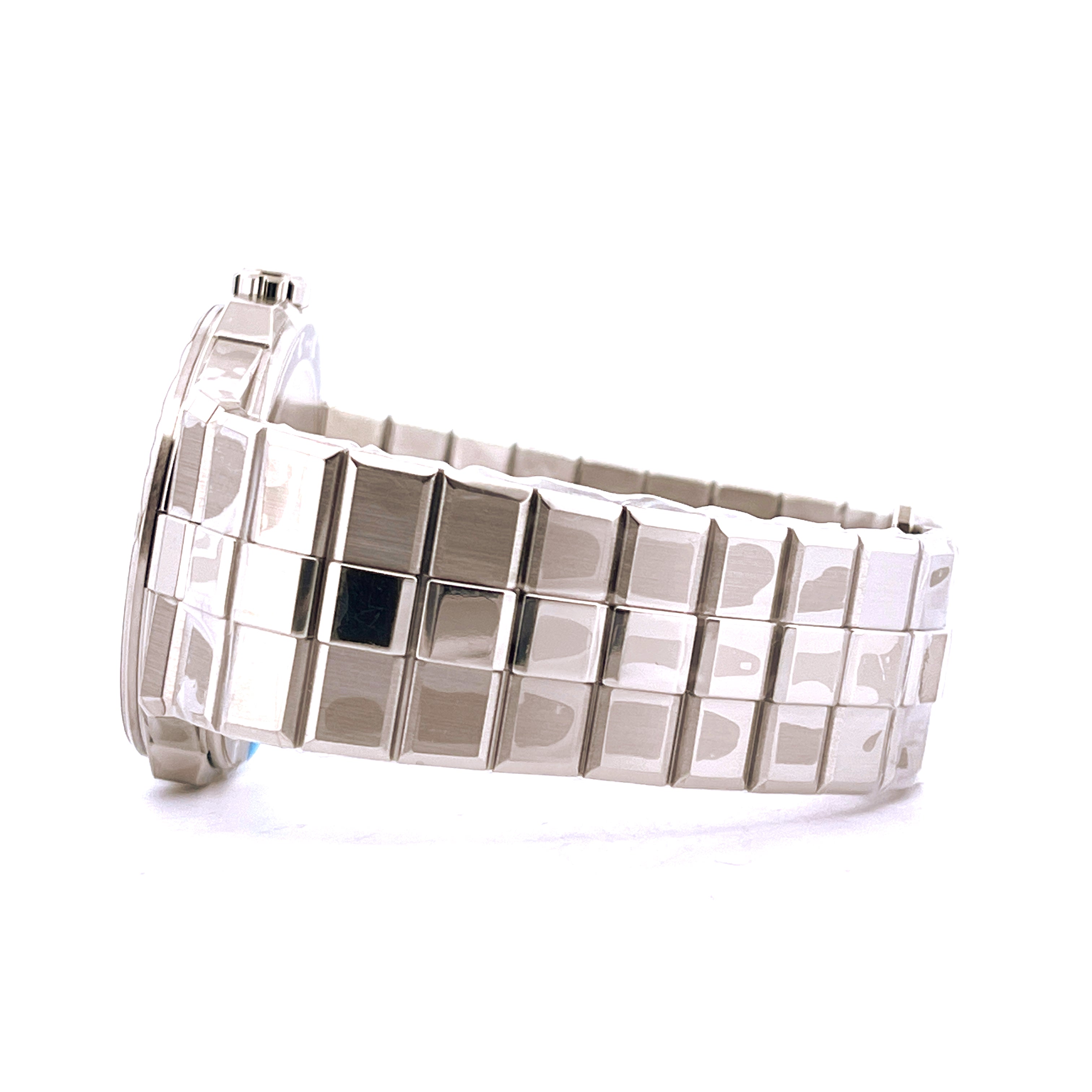 Seitenansicht einer Chopard Alpine Eagle Xps Salmon aus Edelstahl mit markantem Armband