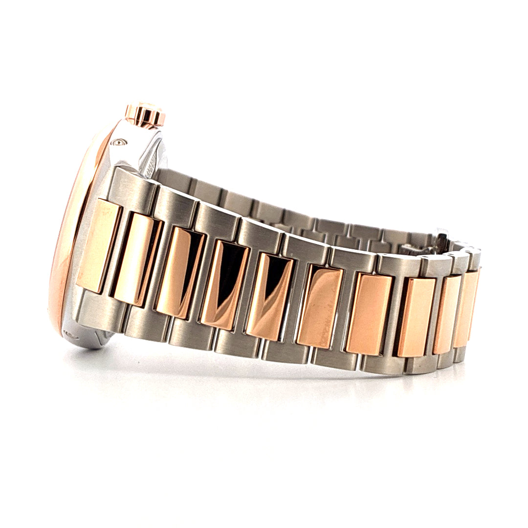 Seitenansicht eines Frederique Constant Manufacture Slimline Perpetual Calendar Armbands aus Stahl und Gold