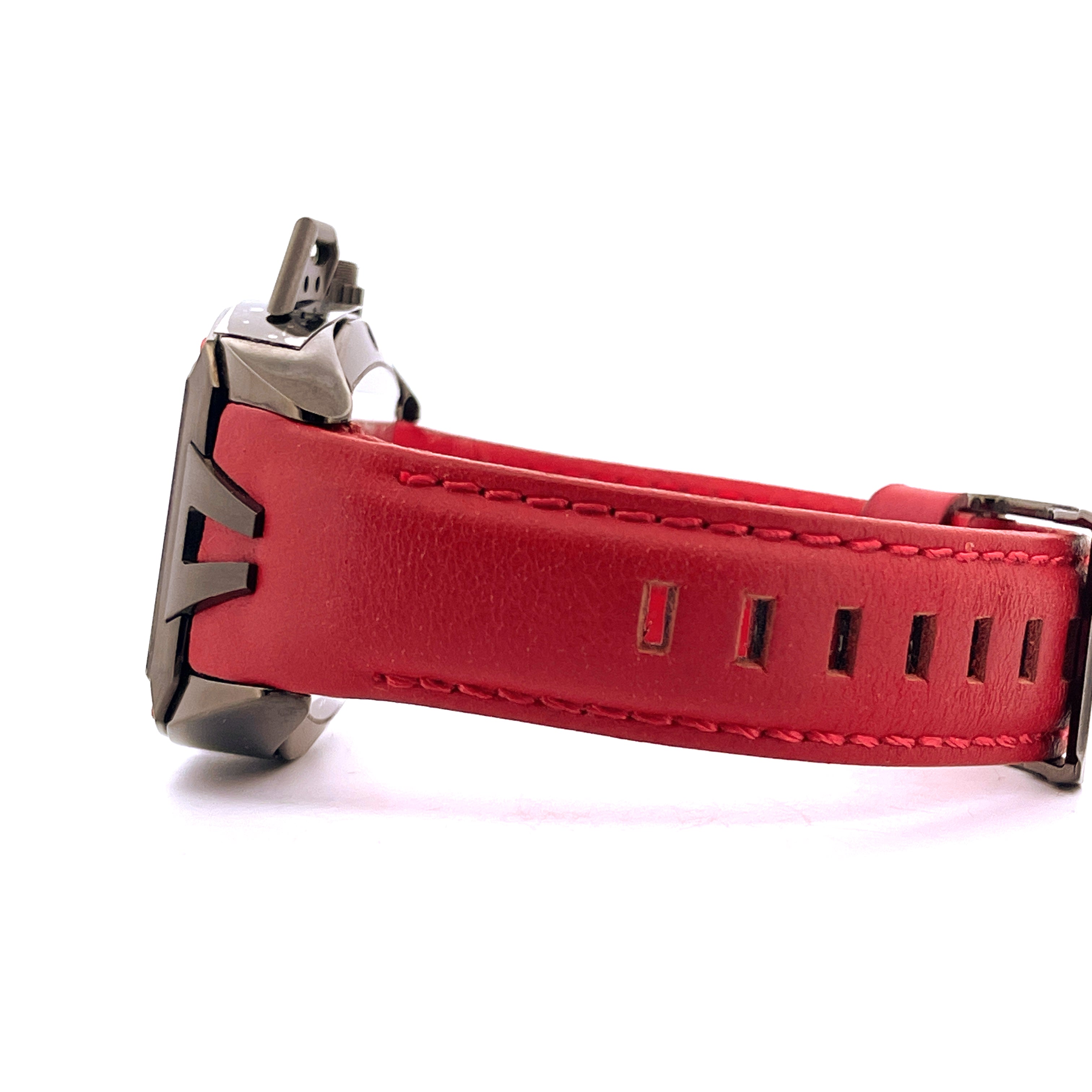 Seitenansicht einer Devon Tread 2 RedRum mit rotem Lederarmband und schwarzem Stahlgehäuse auf weißem Hintergrund