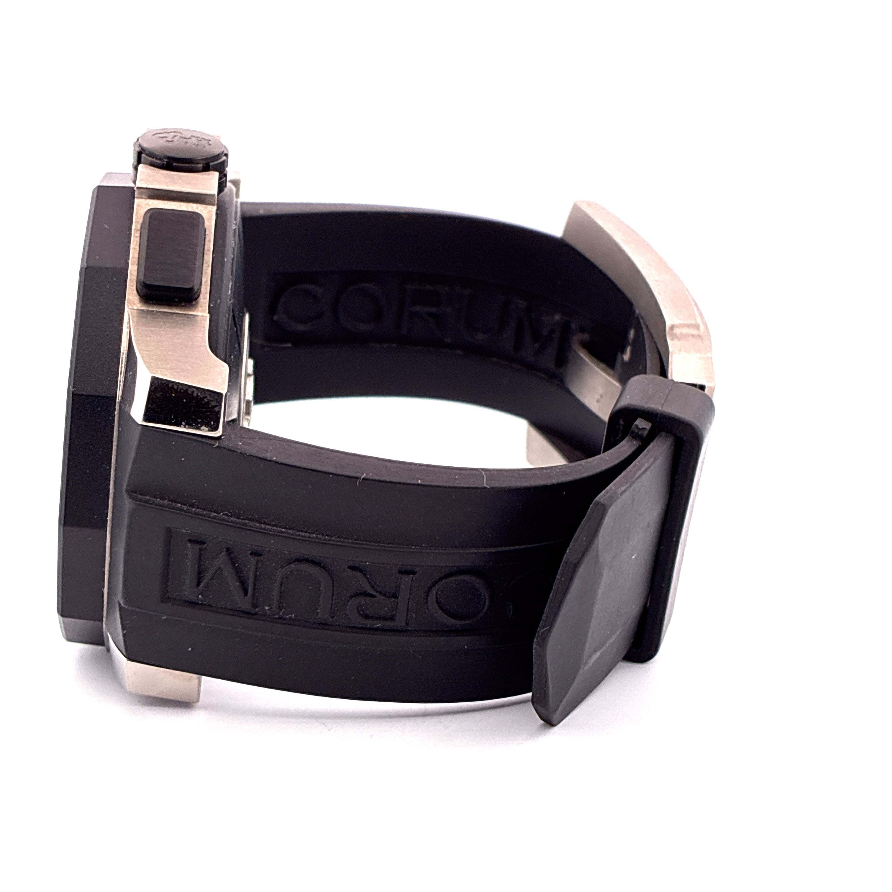 Seitenansicht einer Corum Admiral's Cup Seafender 50 Chrono LHS Uhr mit schwarzem Kautschukarmband