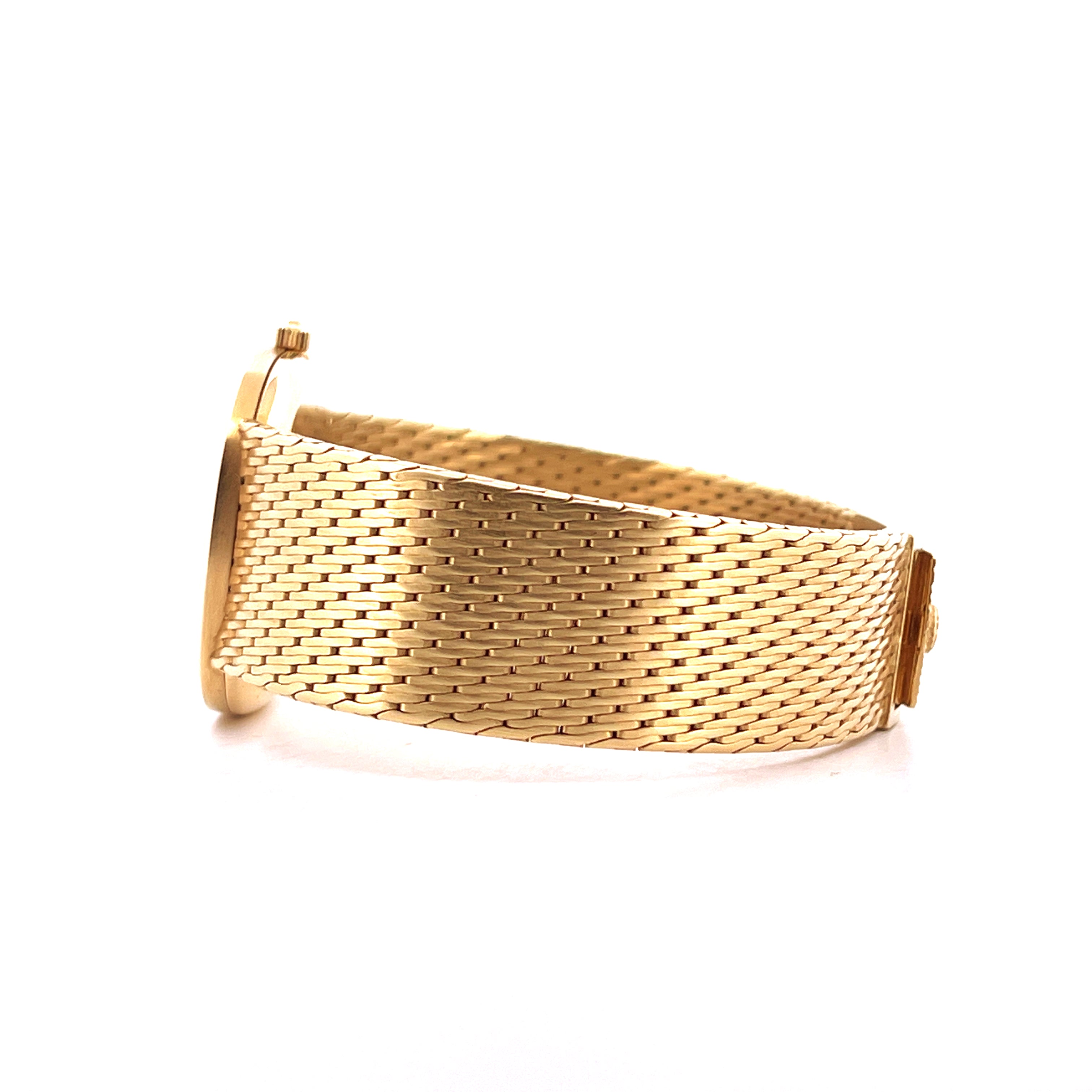 Seitenansicht einer Patek Philippe Ellipse Gelbgolduhr mit charakteristischem Armband vor weißem Hintergrund