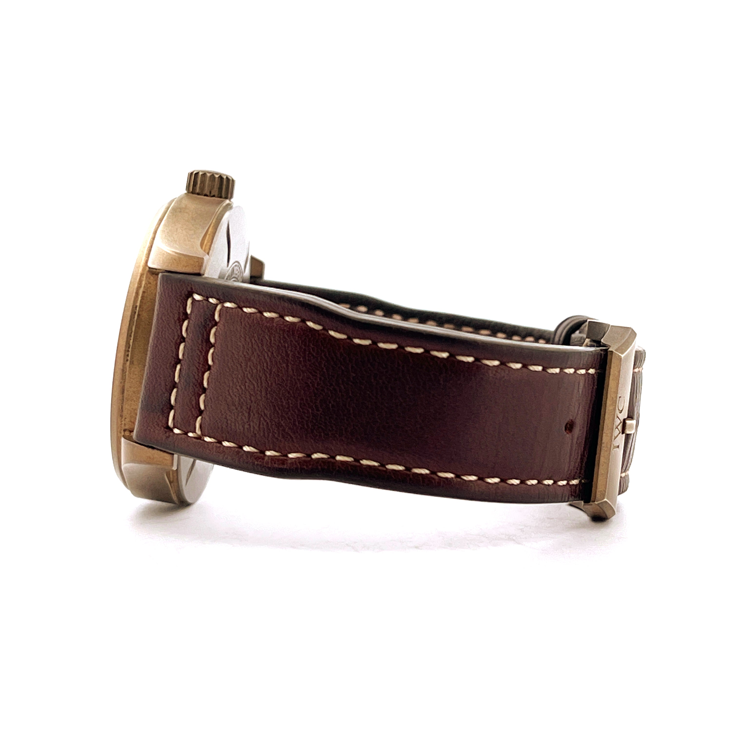Seitenansicht einer IWC Spitfire Automatic Green Bronze Uhr mit braunem Lederarmband und bronzener Schließe