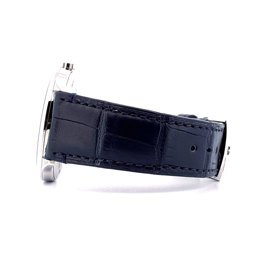 Seitenansicht der Zenith Elite Classic Automatik Ultra Thin Uhr mit dunkelblauem Alligatorlederarmband auf weißem Hintergrund