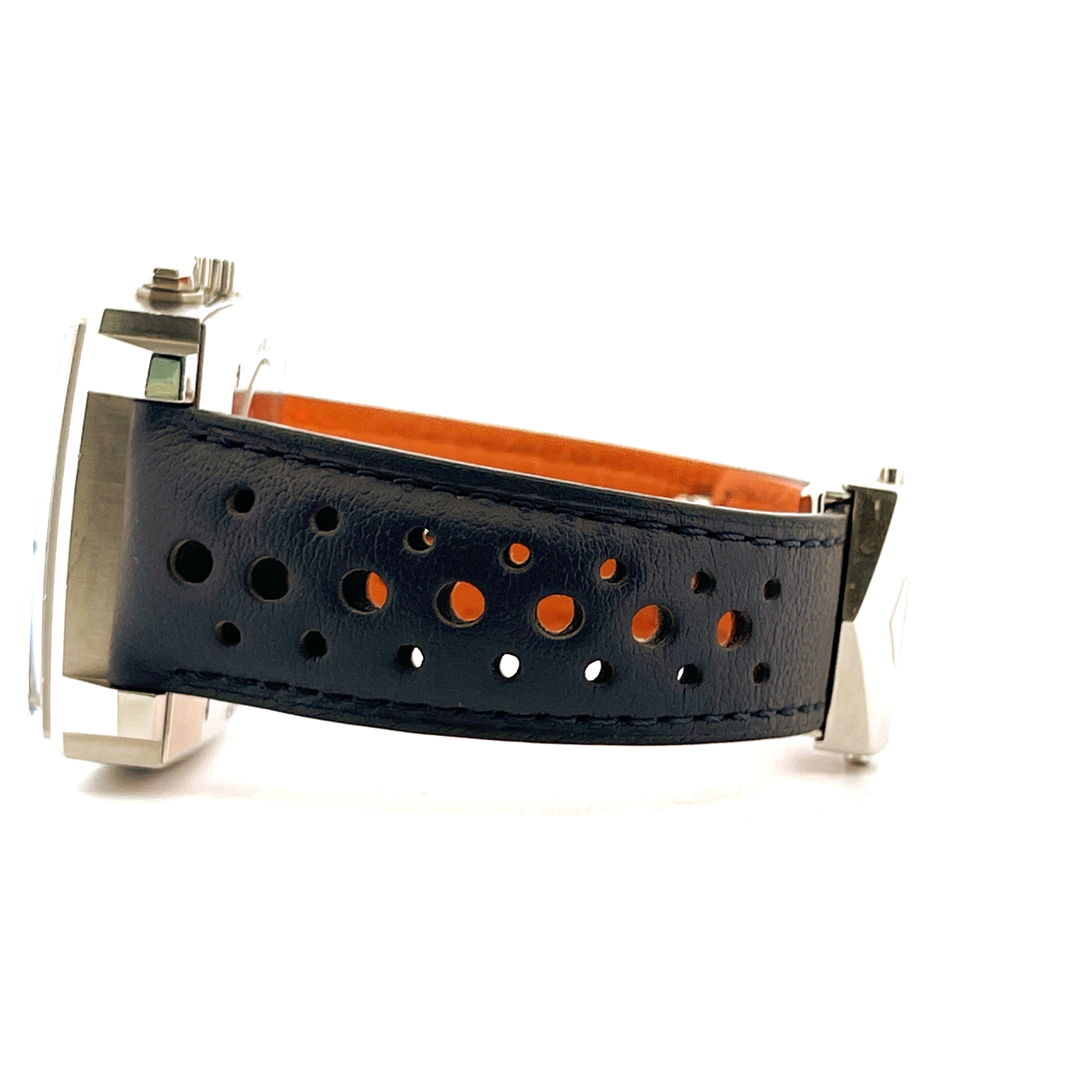 Seitenansicht des Stahlgehäuses und des dunkelblauen Armbands mit runden Aussparungen einer TAG Heuer Monaco Gulf Uhr