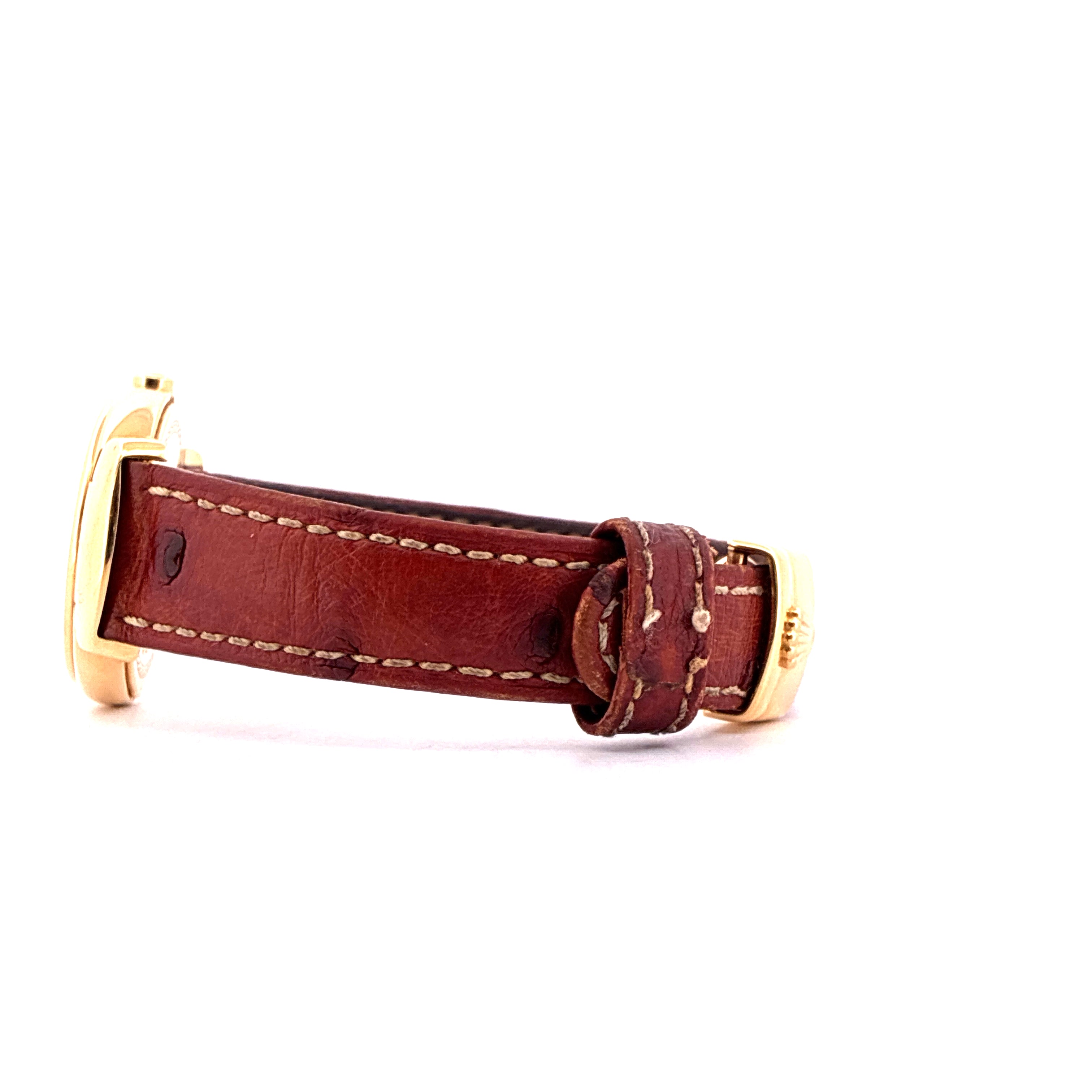 Seitenansicht eines goldenen Rolex Cellini mit braunem Lederarmband und goldener Schließe