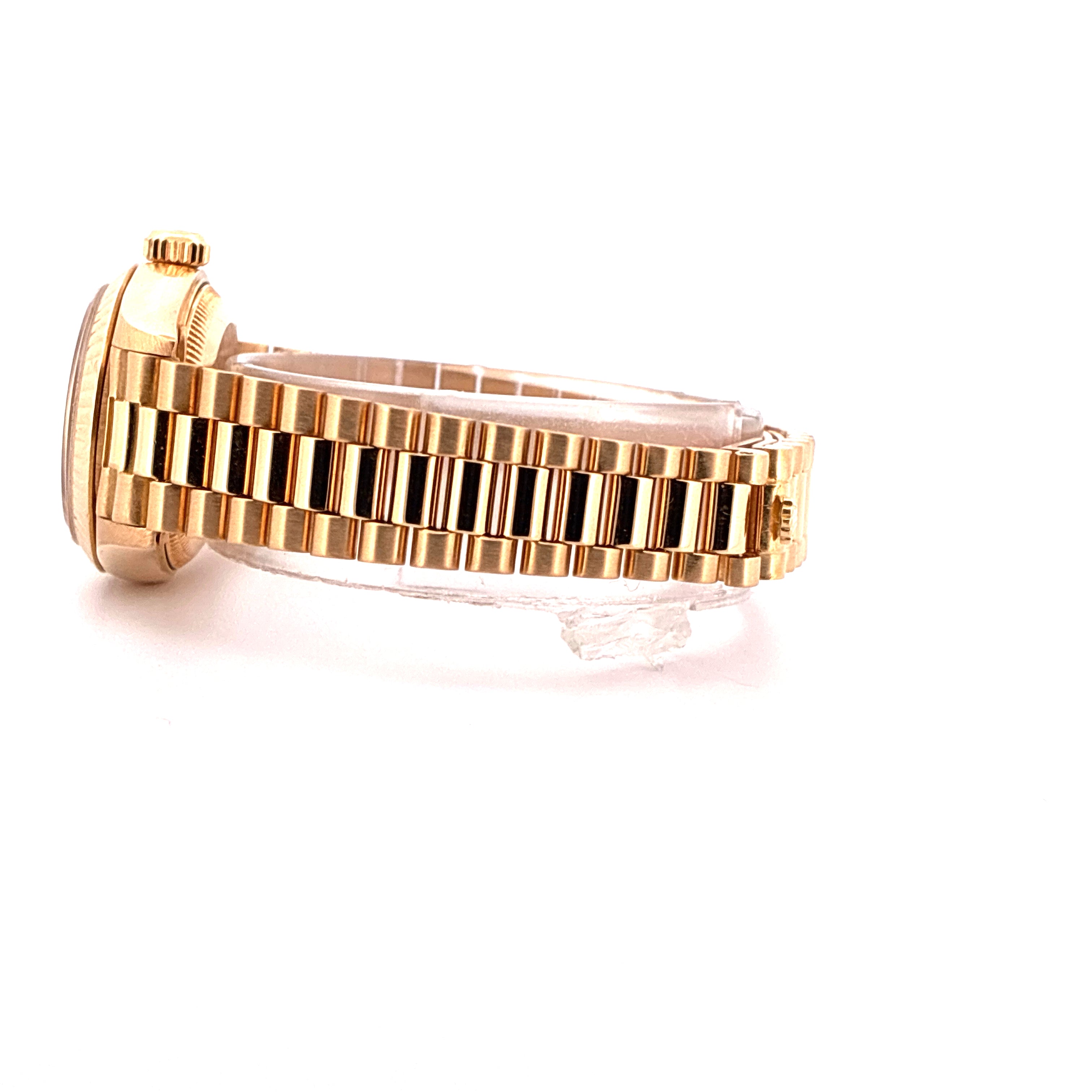 Seitenansicht einer goldenen Rolex Lady-Datejust mit einem durchsichtigen Ständer vor weissem Hintergrund
