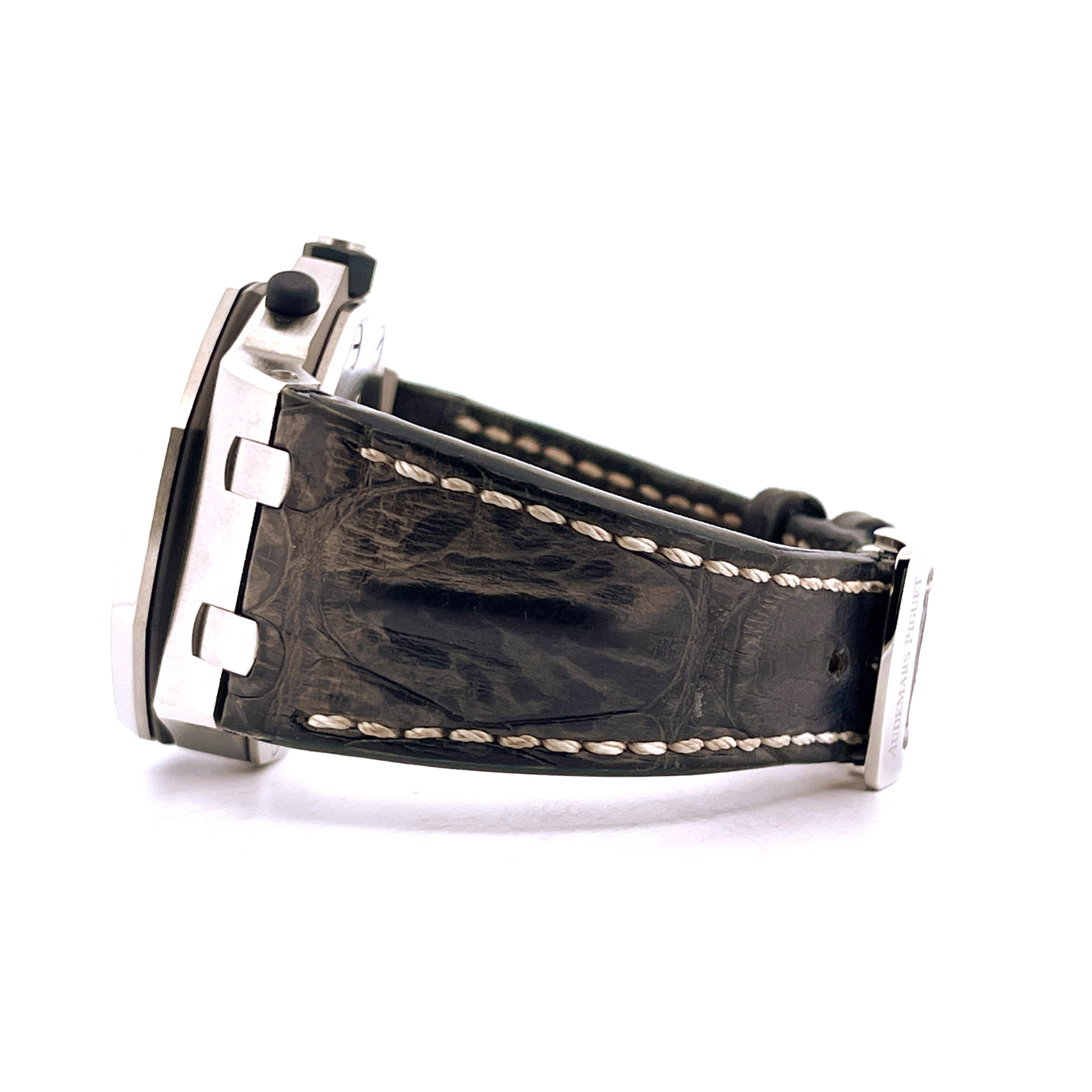 Audemars Piguet Royal Oak Offshore von der Seite mit schwarzem Kroko-Lederarmband