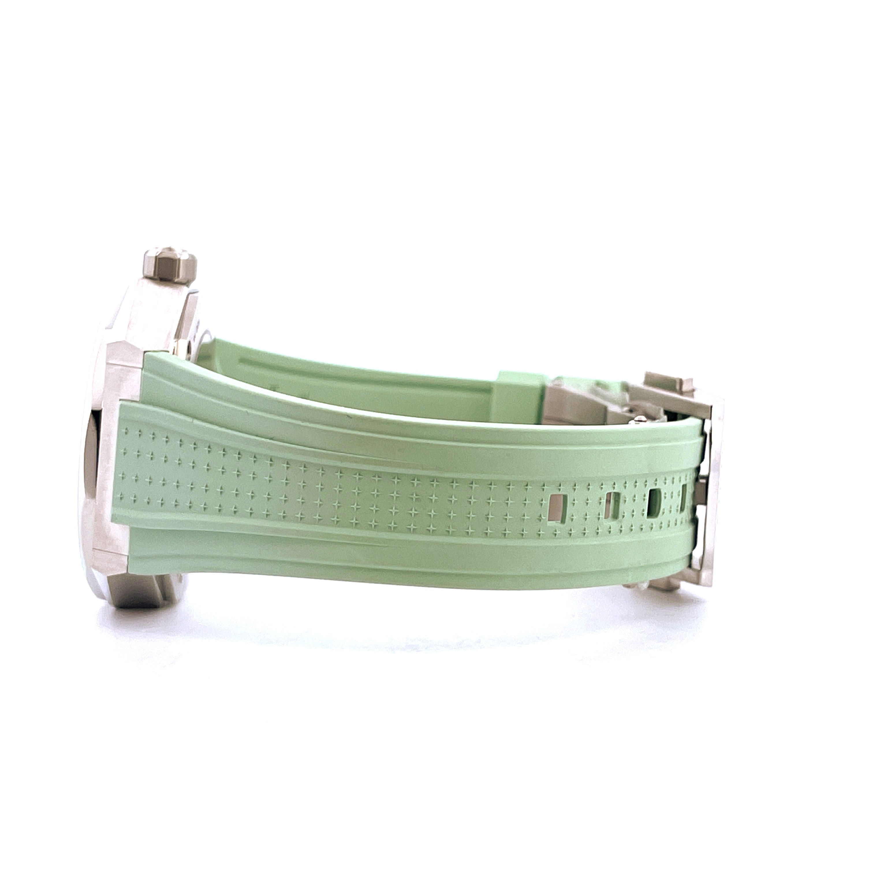 Seitenansicht einer Zenith Defy Skyline Green Uhr mit silbernem Gehäuse und hellgrünem Kautschukarmband
