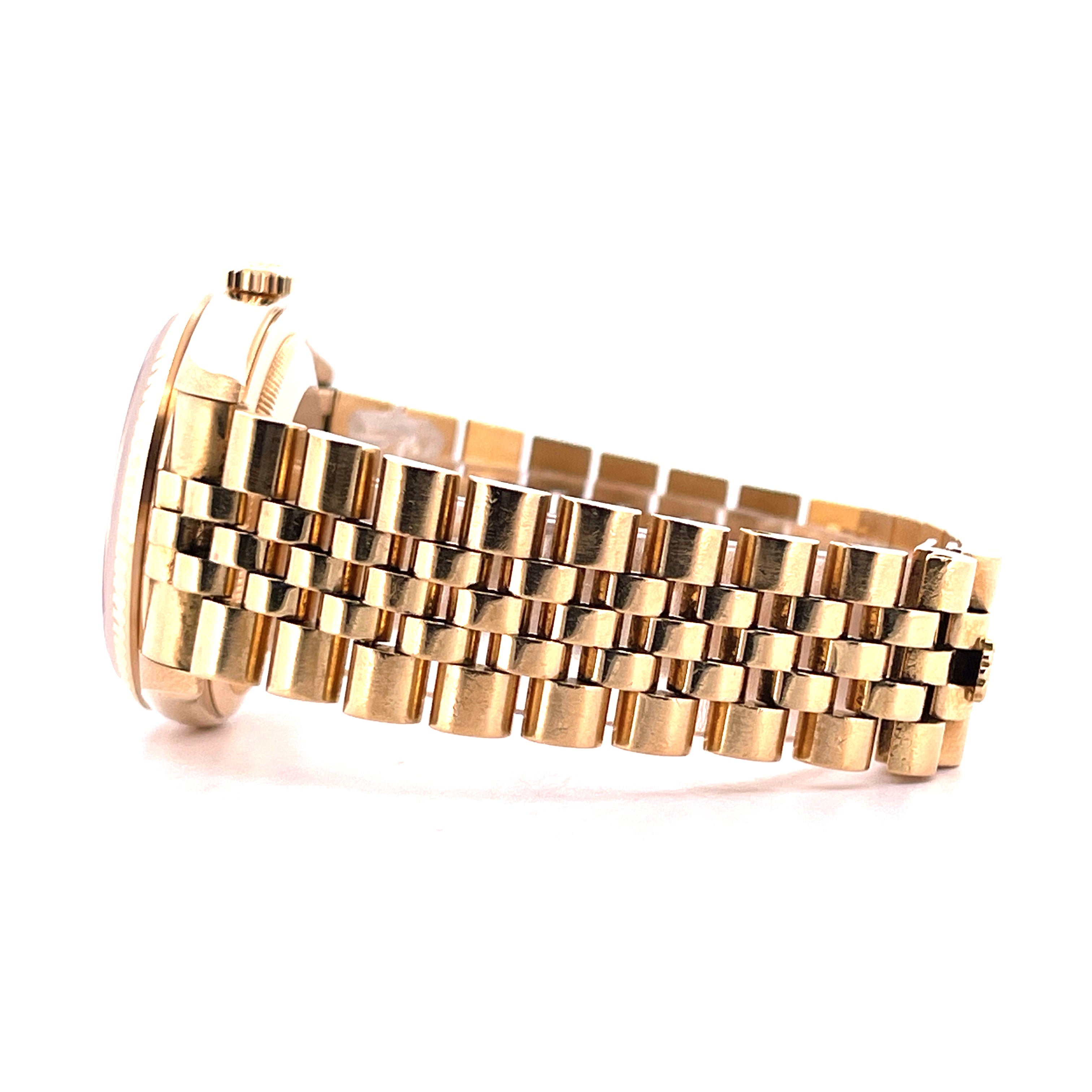 Seitenansicht einer goldenen Rolex Day-Date 36 mit einem Jubilee-Armband auf weissem Hintergrund
