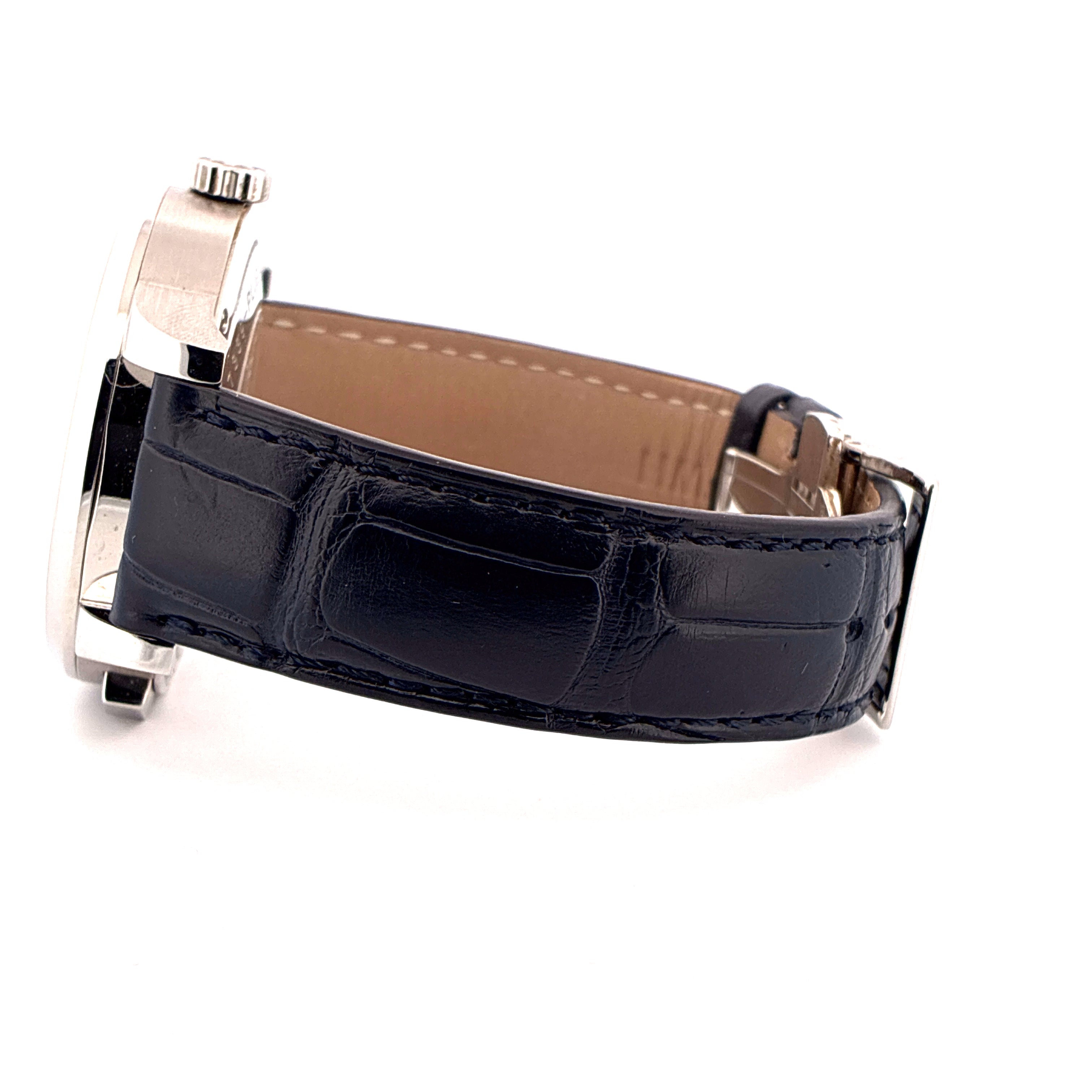 Seitenansicht der Montblanc Heritage Spirit Orbis Terrarum Unicef mit dunkelblauem Kroko-Lederarmband und Edelstahlschließe