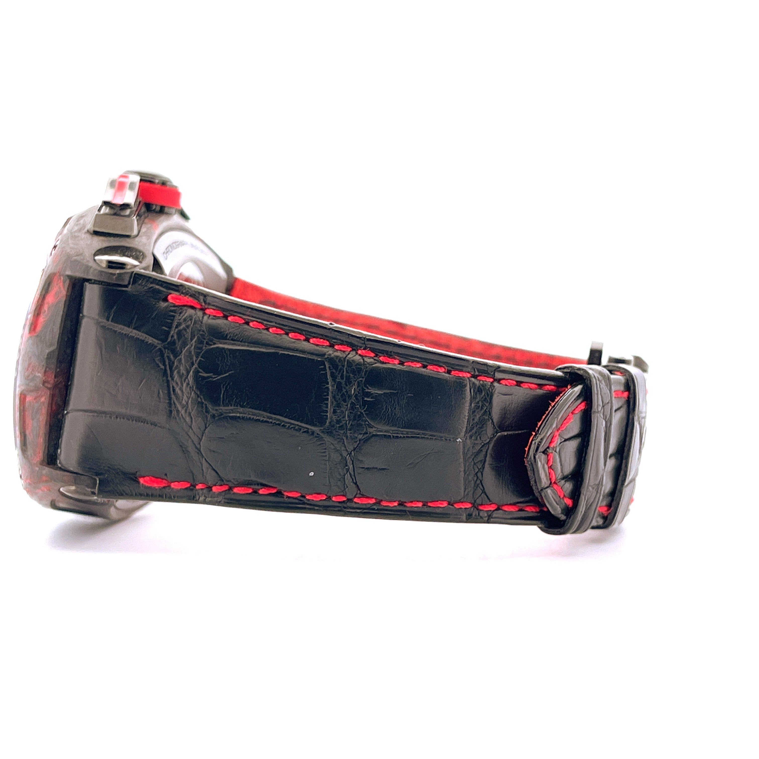 Seitenansicht eines Cvstos Challenge Chrono II Red mit schwarzem Kroko-Lederarmband und roten Nähten