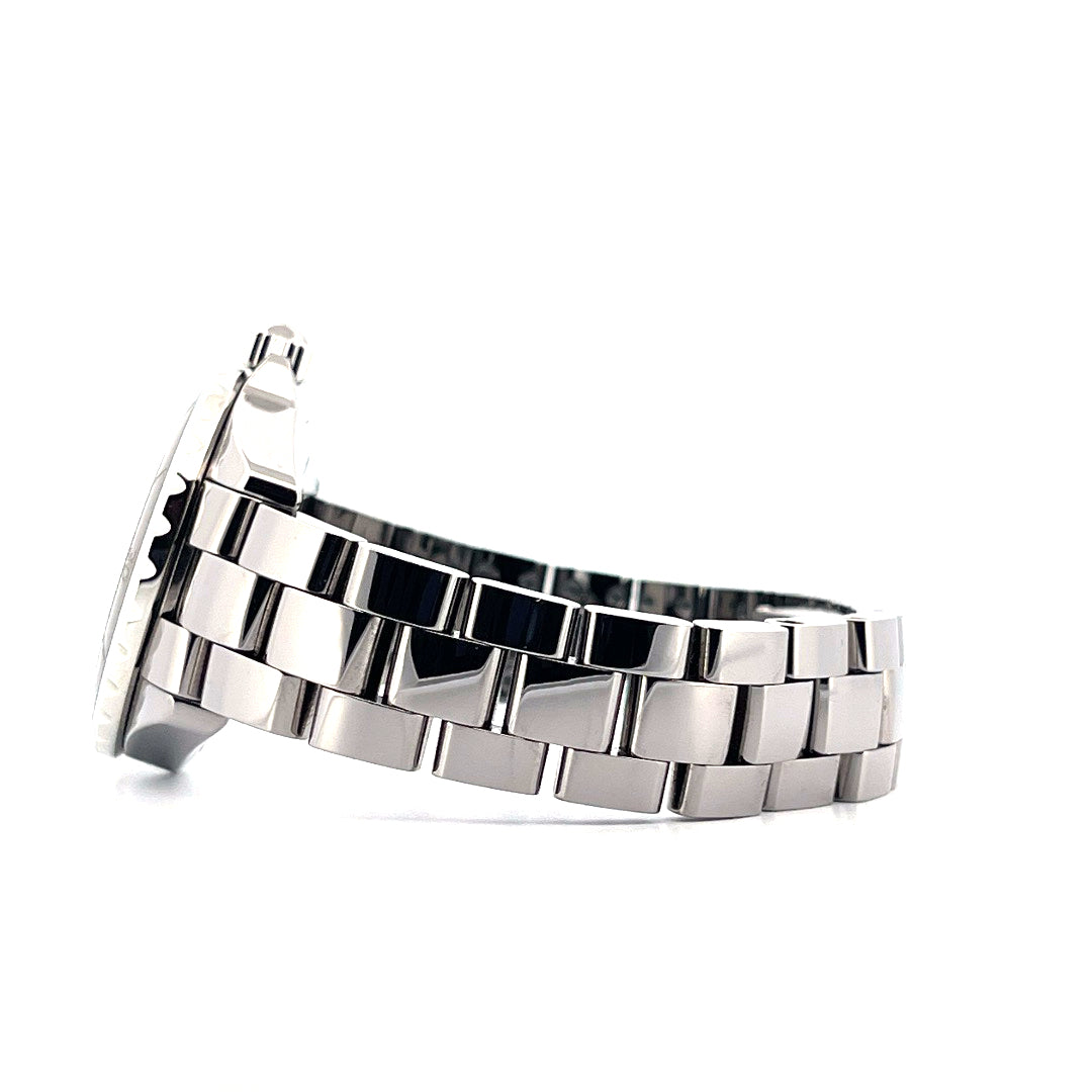 Chanel J12 33mm Keramik Uhr in grau im Seitenprofil mit glänzendem Armband