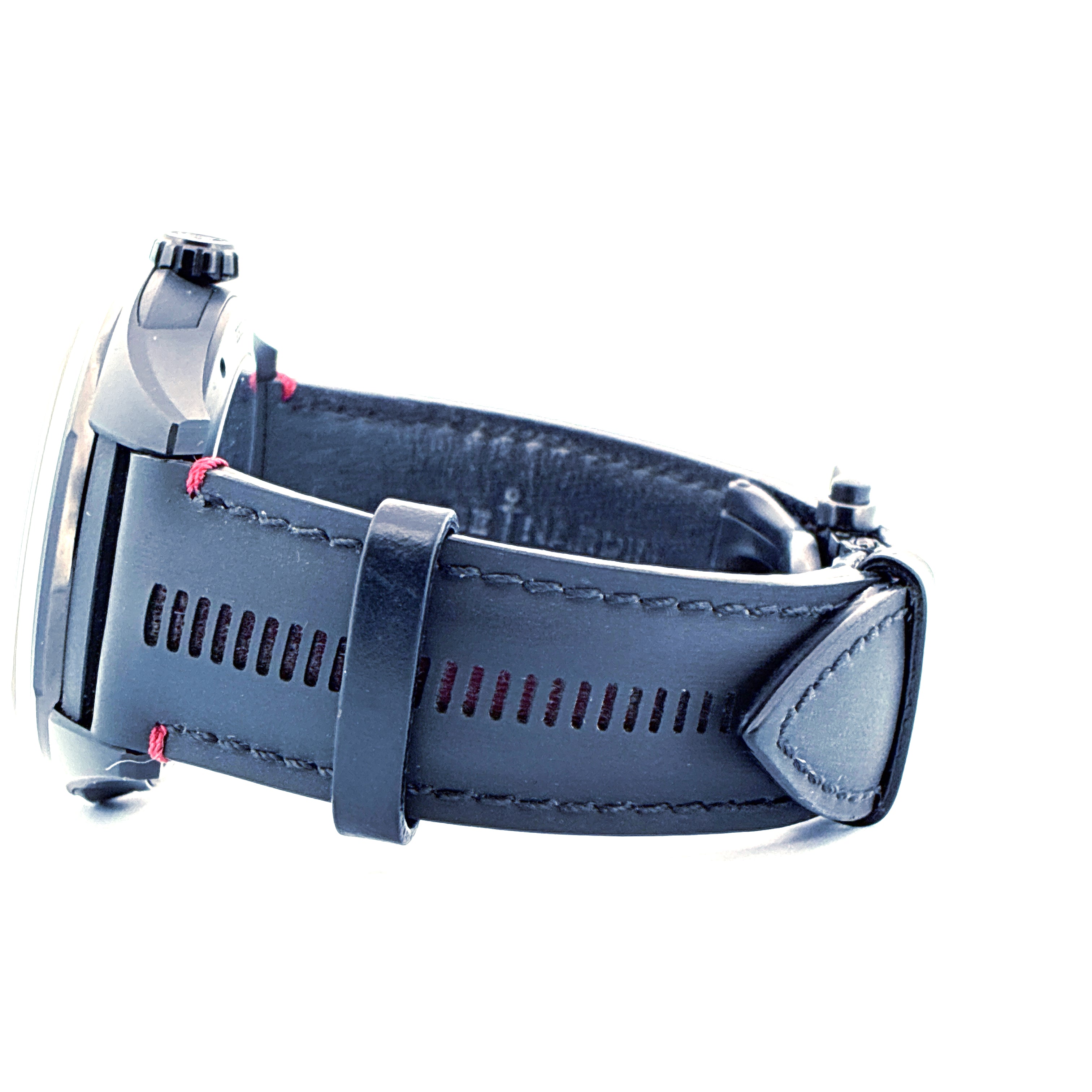 Seitenansicht eines Ulysse Nardin Freak X Automatik-Armbands aus schwarzem Leder mit roter Naht auf weissem Hintergrund