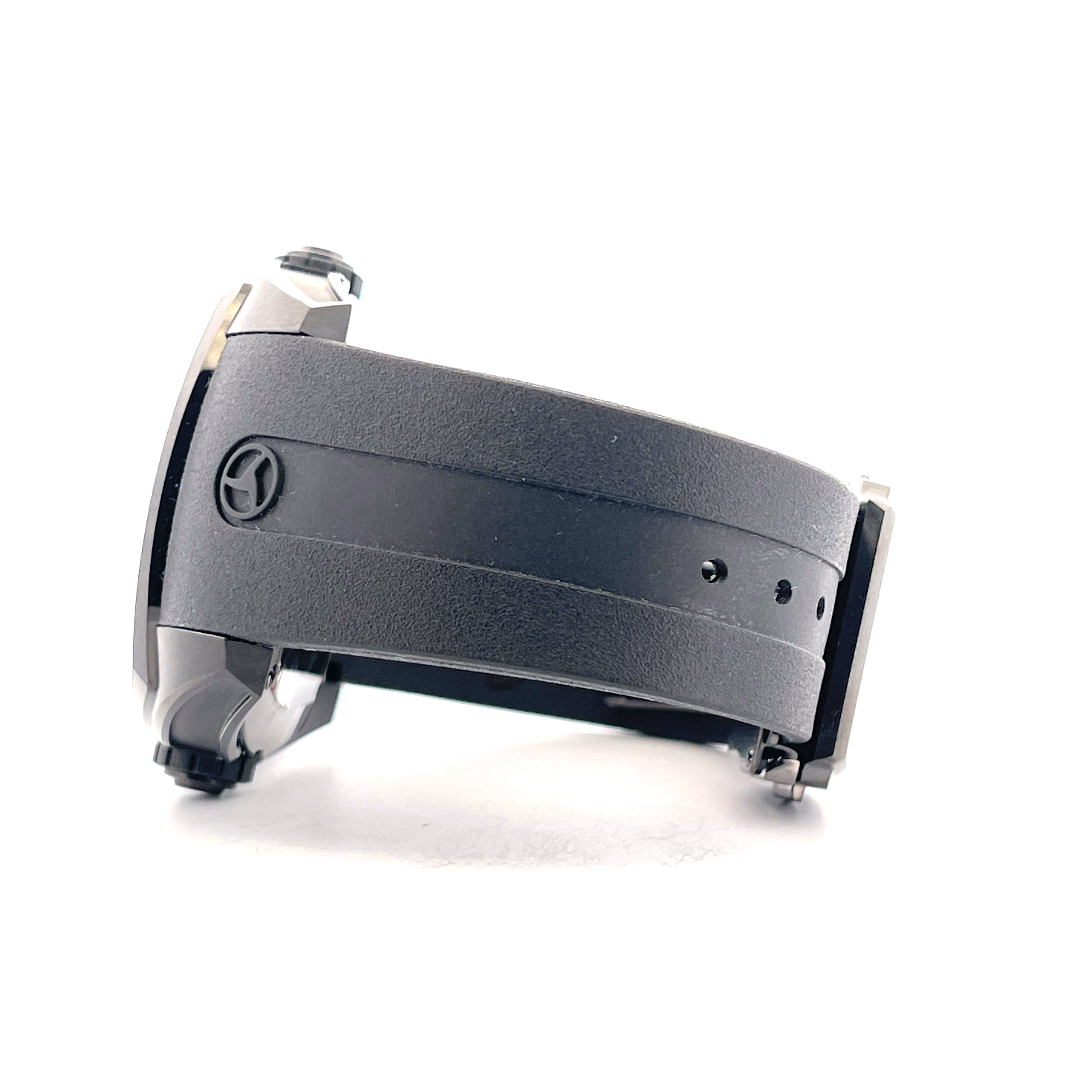 Cyrus Klepcys Solo Tempo Black DLC Edelstahl Automatik Armband Detailansicht auf weißem Hintergrund
