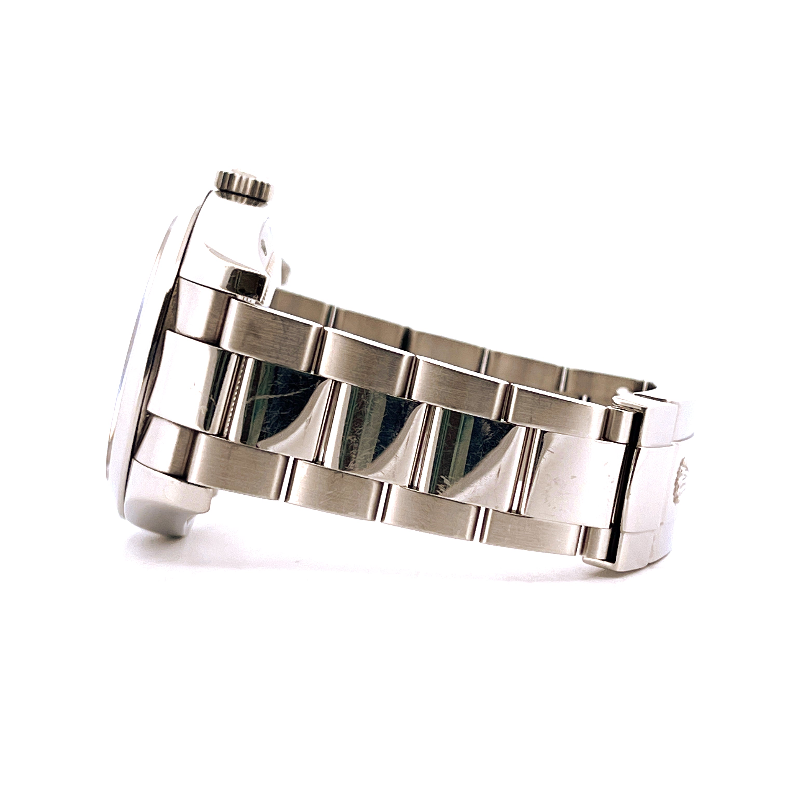 Seitenansicht einer Rolex Milgauss 116400 Uhr aus Edelstahl mit poliertem Armband