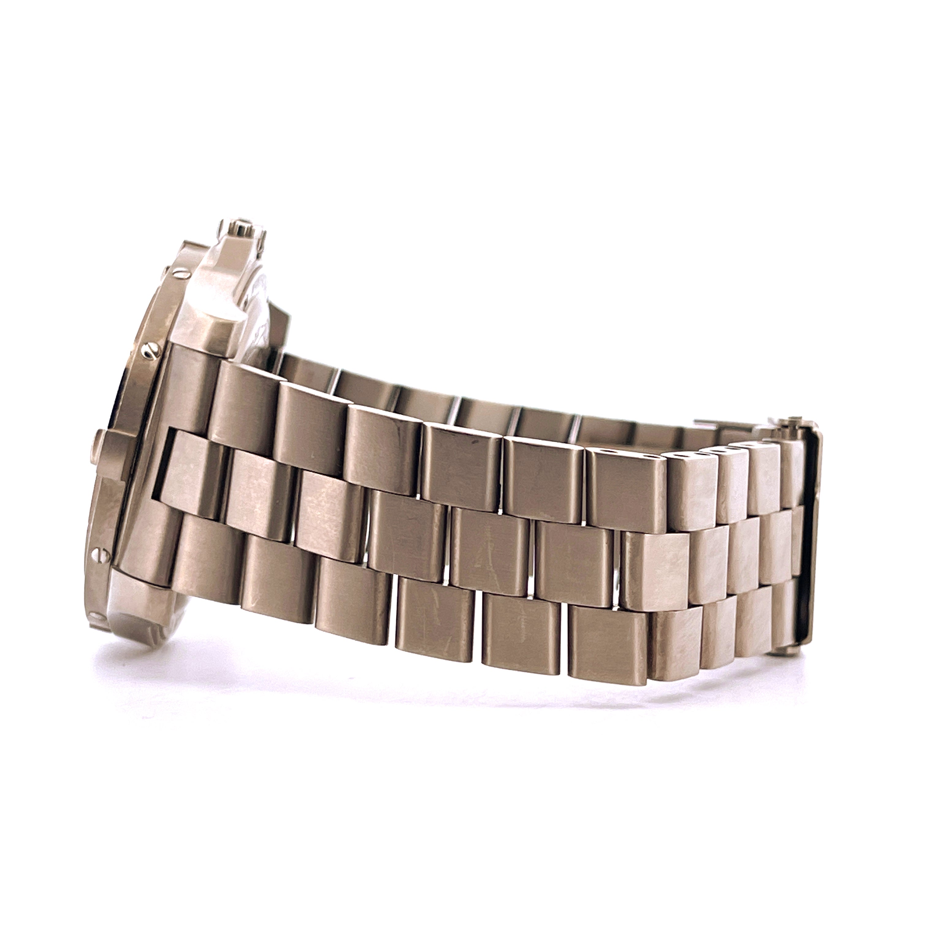 Seitenansicht einer Breitling Aerospace Avantage aus Titan mit Metallarmband