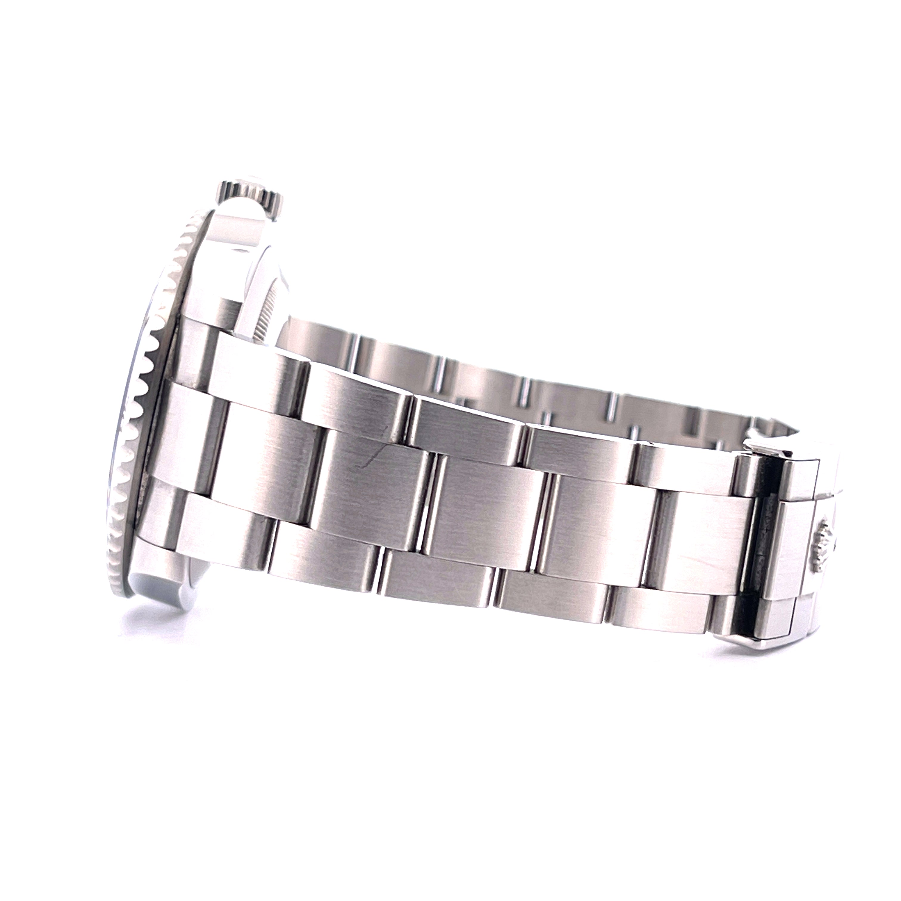 Rolex Submariner No Date 124060 von der Seite mit Stahlarmband vor weißem Hintergrund
