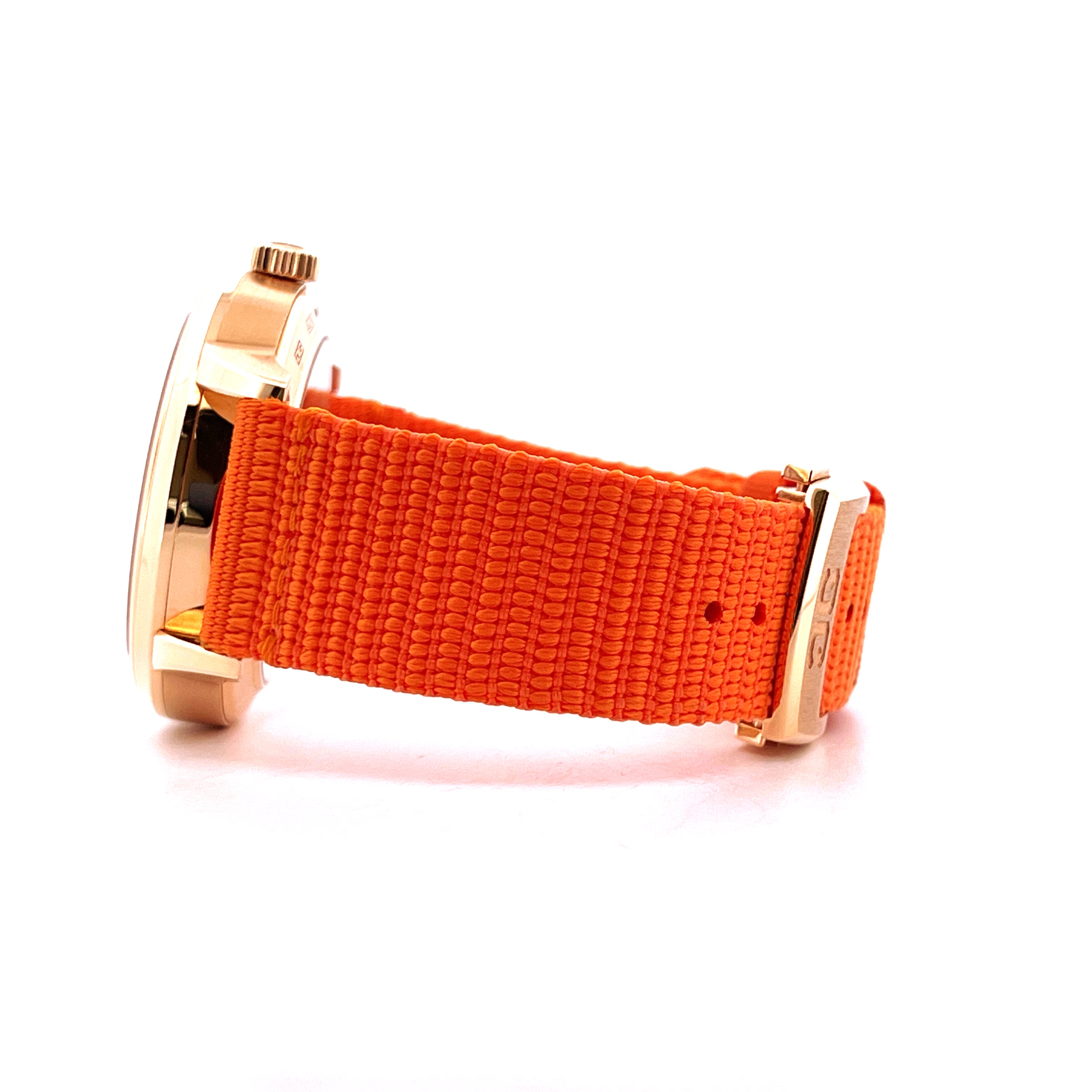 Seitenansicht einer Glashütte Original Panomaticcalendar aus Roségold mit orangefarbenem Textilarmband