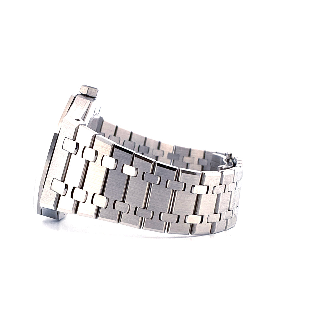 Audemars Piguet Royal Oak "50th Anniversary" 41 mm Edelstahl mit Automatikwerk auf weißem Hintergrund