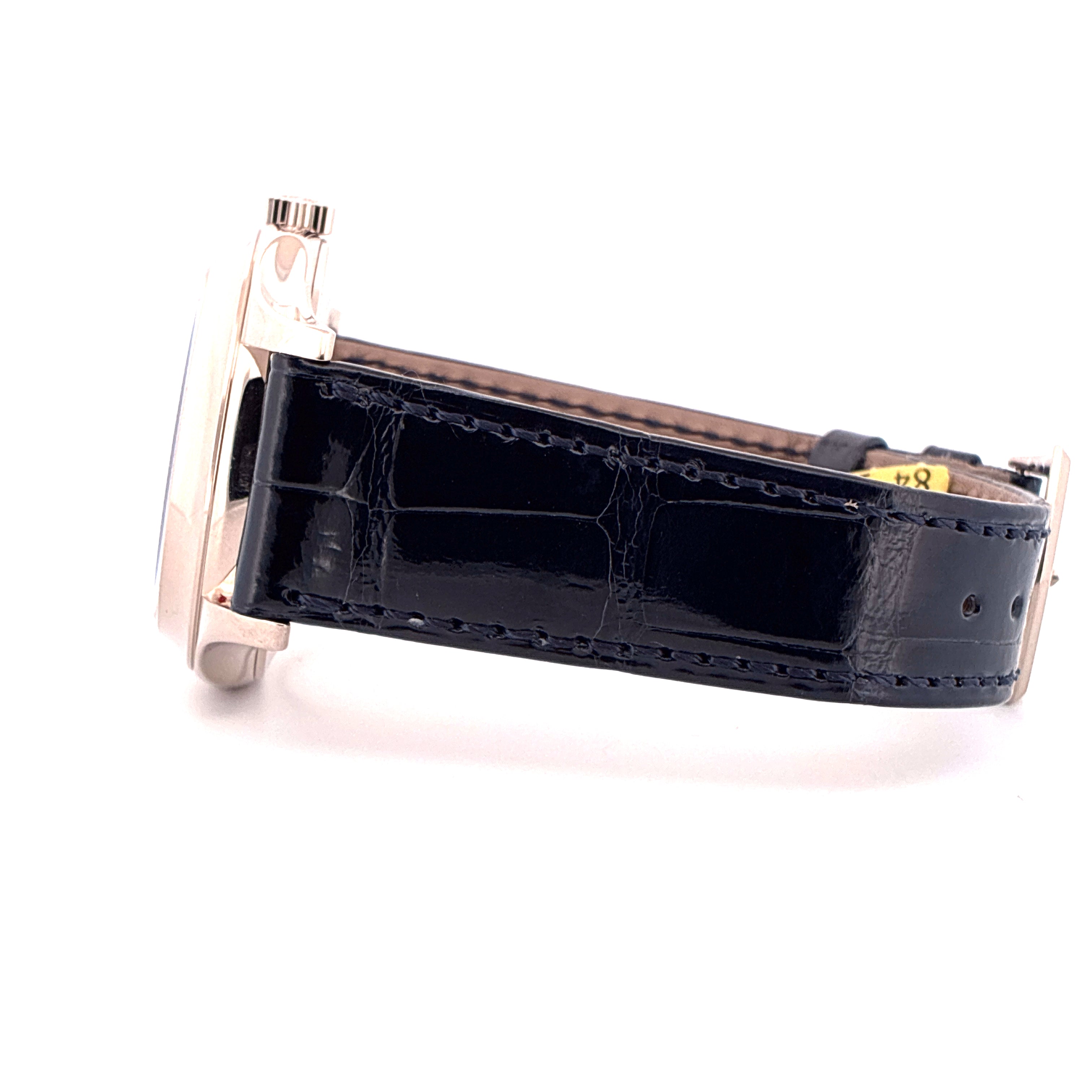 Seitenansicht einer Patek Philippe 5205G-013 mit schwarzem Krokodillederarmband