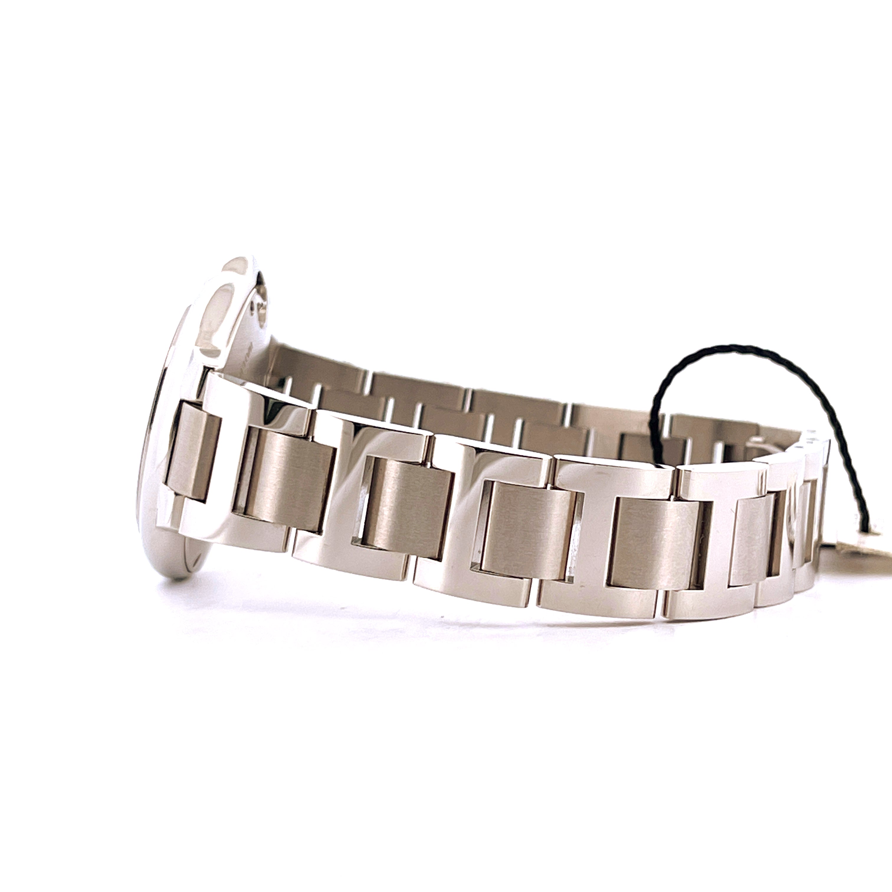 Cartier Ballon Bleu 33mm Edelstahluhr im Seitenprofil mit einem Armband aus polierten und gebürsteten Gliedern auf weißem…