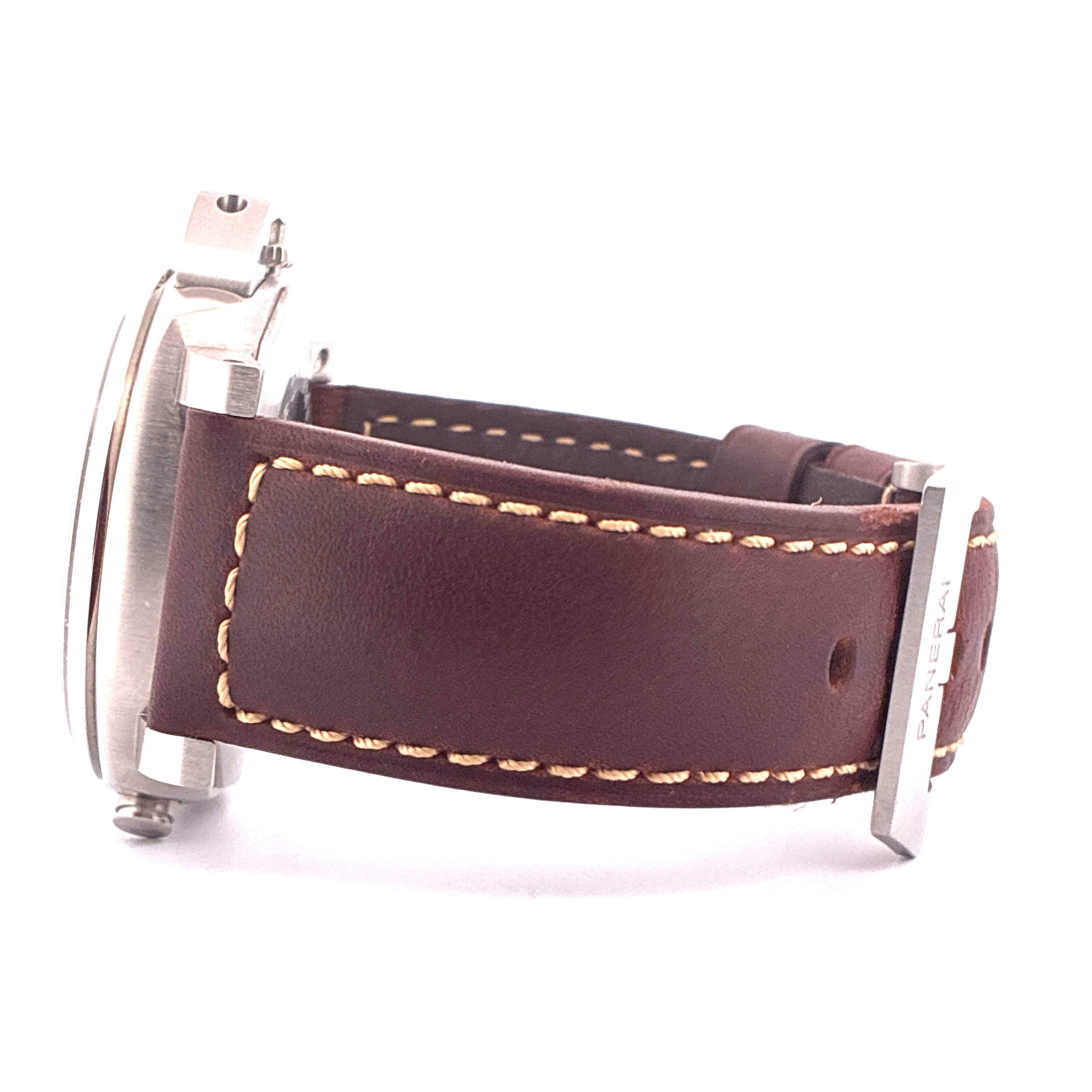 Seitenansicht einer Panerai Luminor Chrono 44mm Pam01218 mit braunem Lederarmband und silberner Schließe