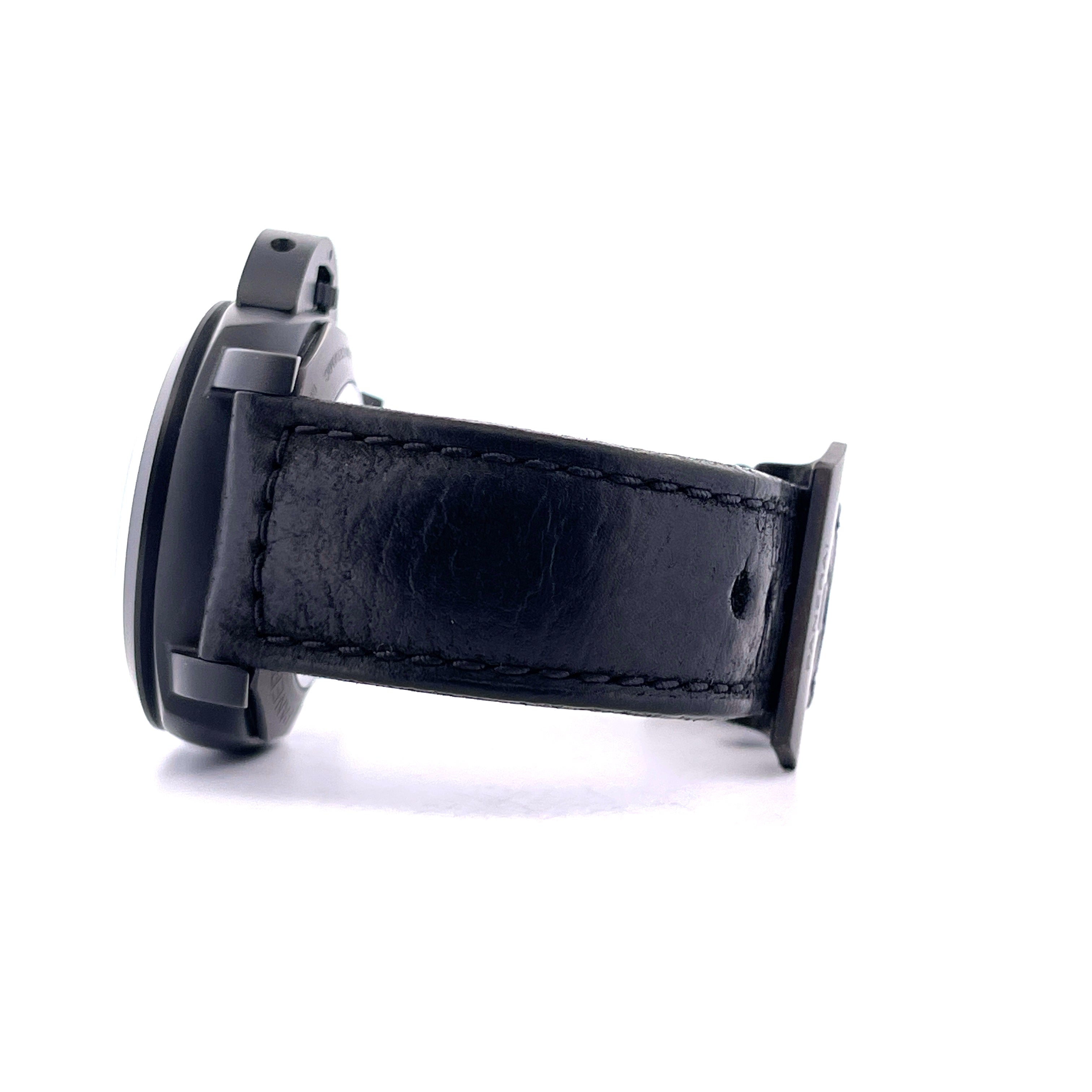 Seitenansicht der Panerai Luminor 1950 PAM00335 Keramik mit schwarzem Lederarmband