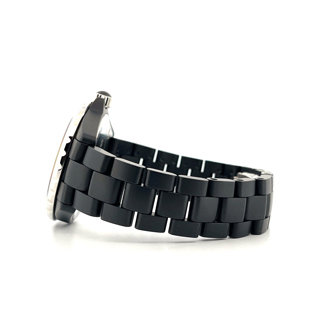 Chanel J12 GMT Keramik matt schwarz im Seitenprofil, Armband aus schwarzen Keramikgliedern, weißer Hintergrund