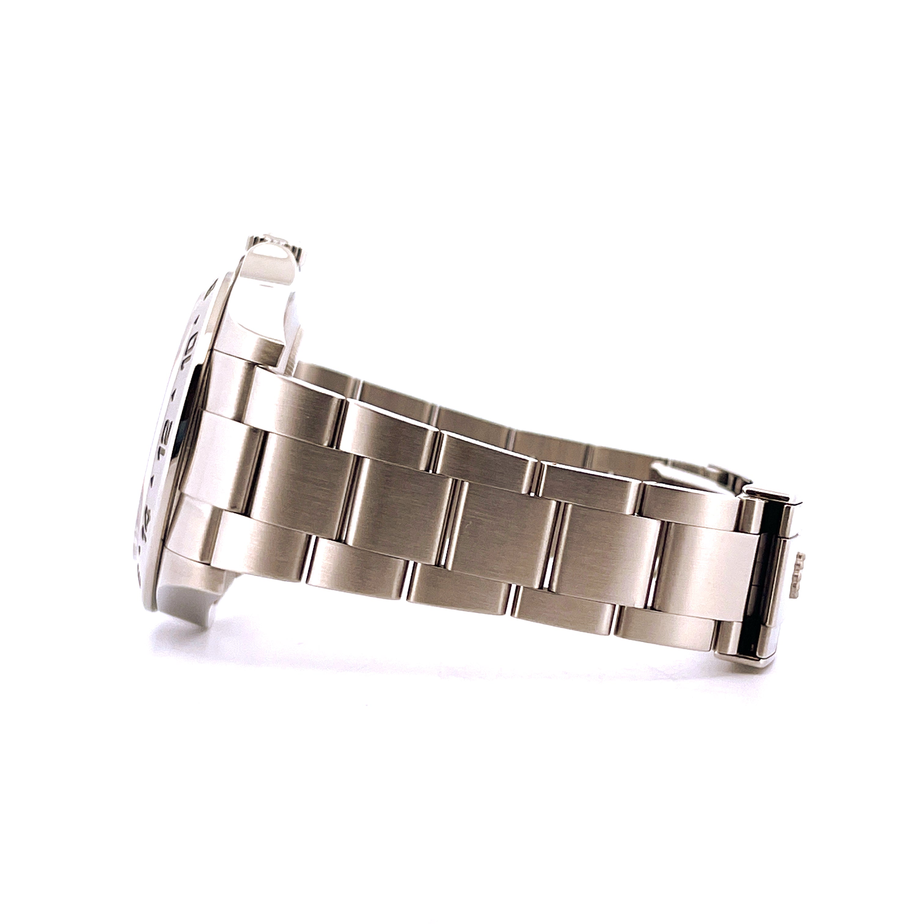 Seitenansicht einer Rolex Explorer II Polar Dial Uhr aus Stahl mit silbernem Metallarmband auf weissem Hintergrund