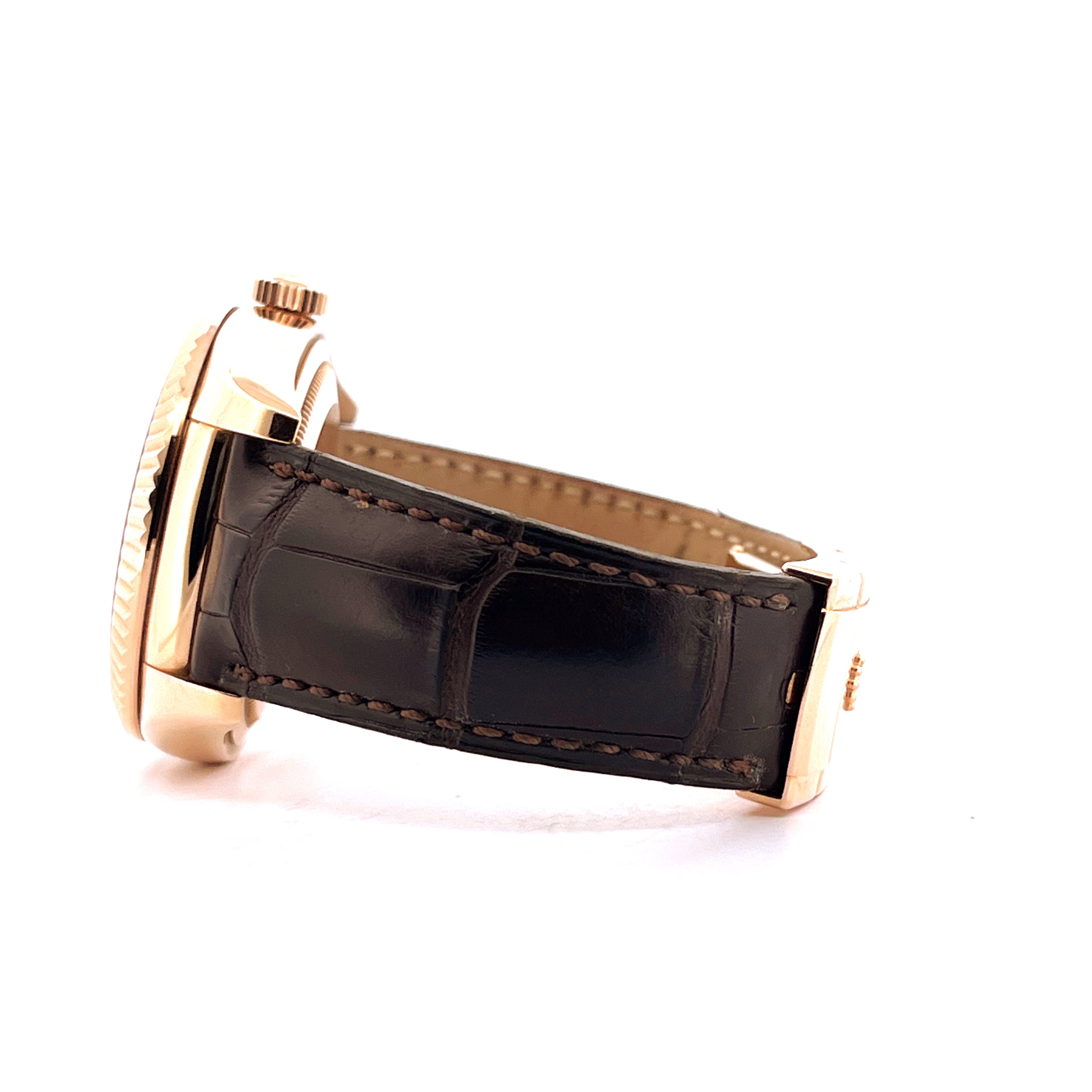 Rolex Sky-Dweller Roségold Lederarmband von der Seite auf weißem Hintergrund