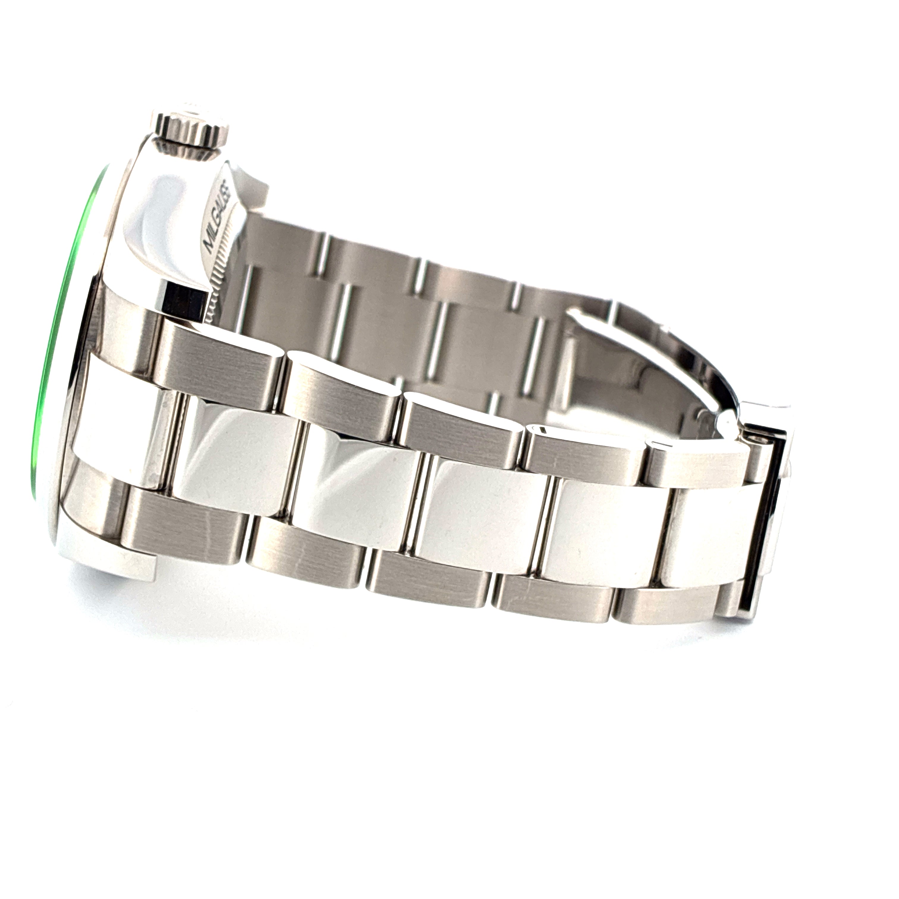 Rolex Milgauss Stahlarmband mit gerillter Lünette in Seitenansicht auf weissem Hintergrund