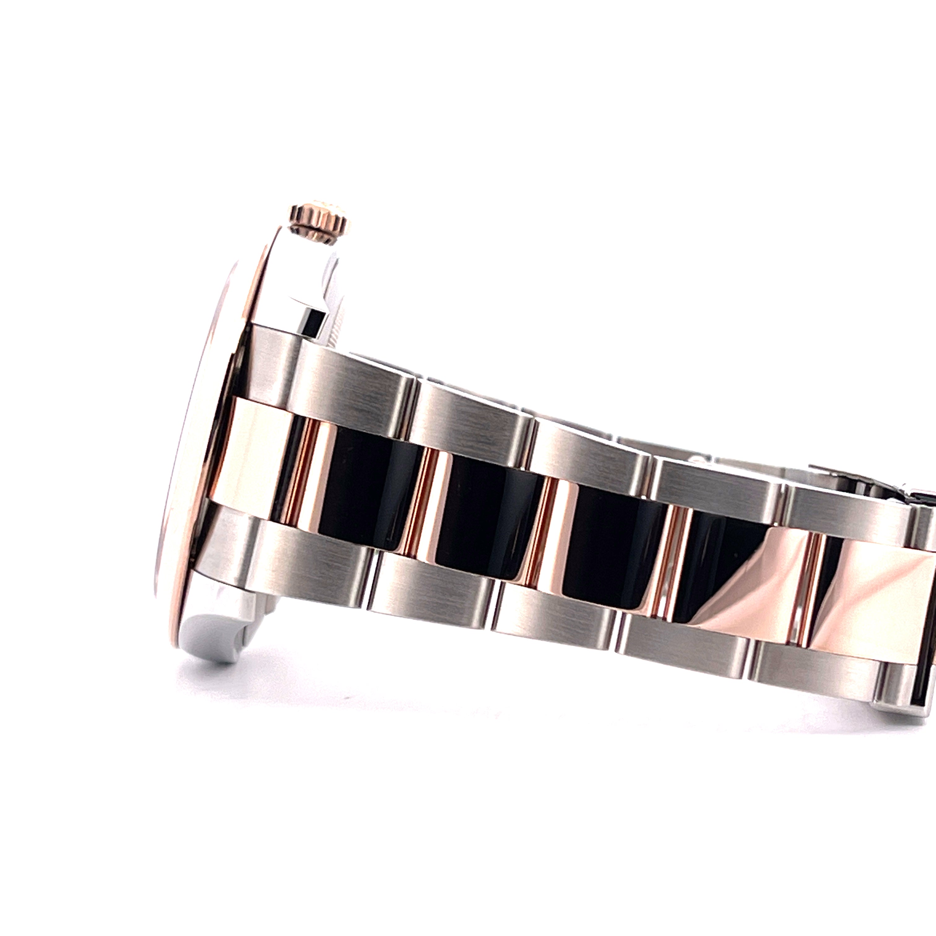 Seitenansicht einer Rolex Datejust 41 aus Stahl und Gold mit schwarzem und roségoldfarbenem Armband