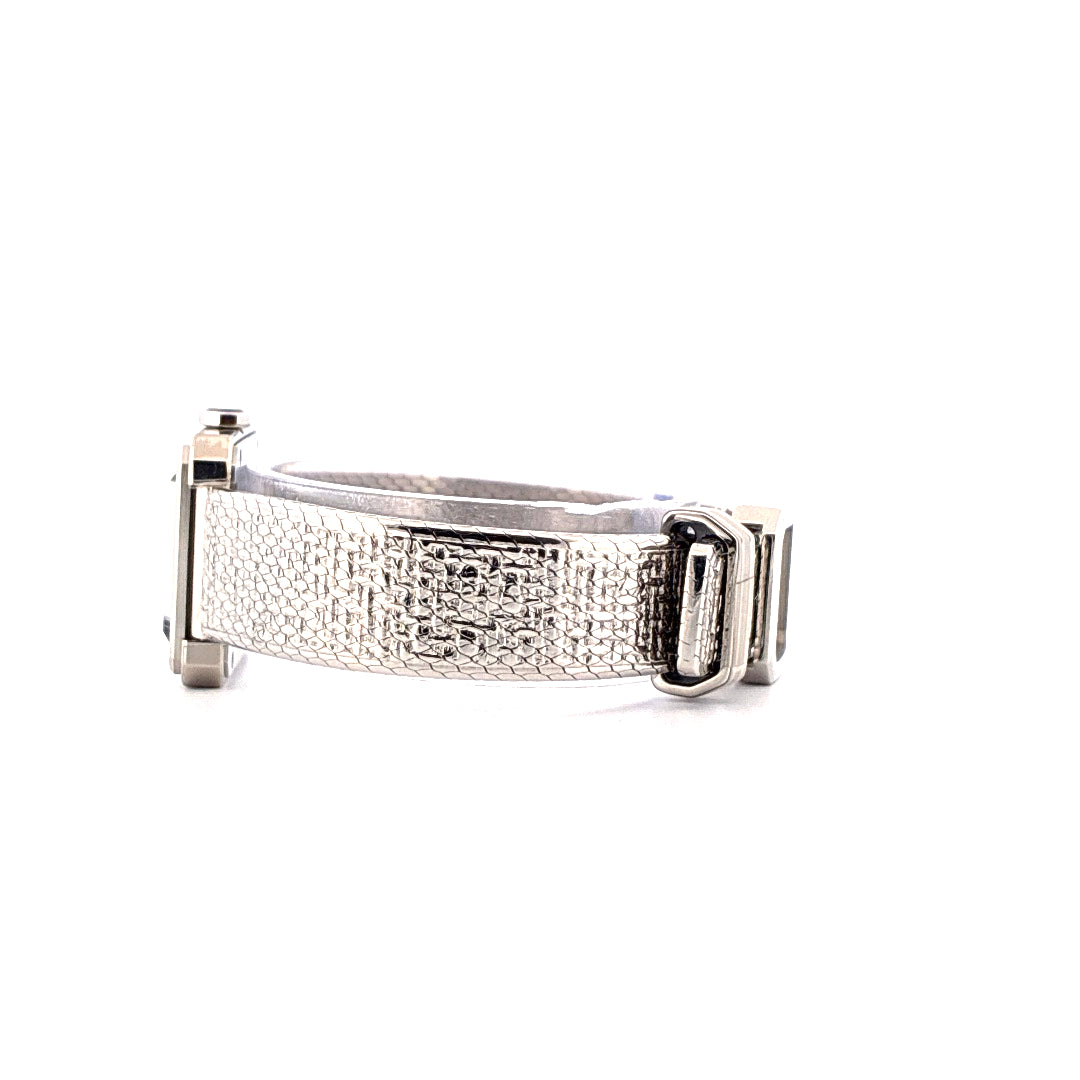Chanel Boyfriend Uhr in Edelstahl mit geprägtem Armband in Nahaufnahme auf weißem Hintergrund