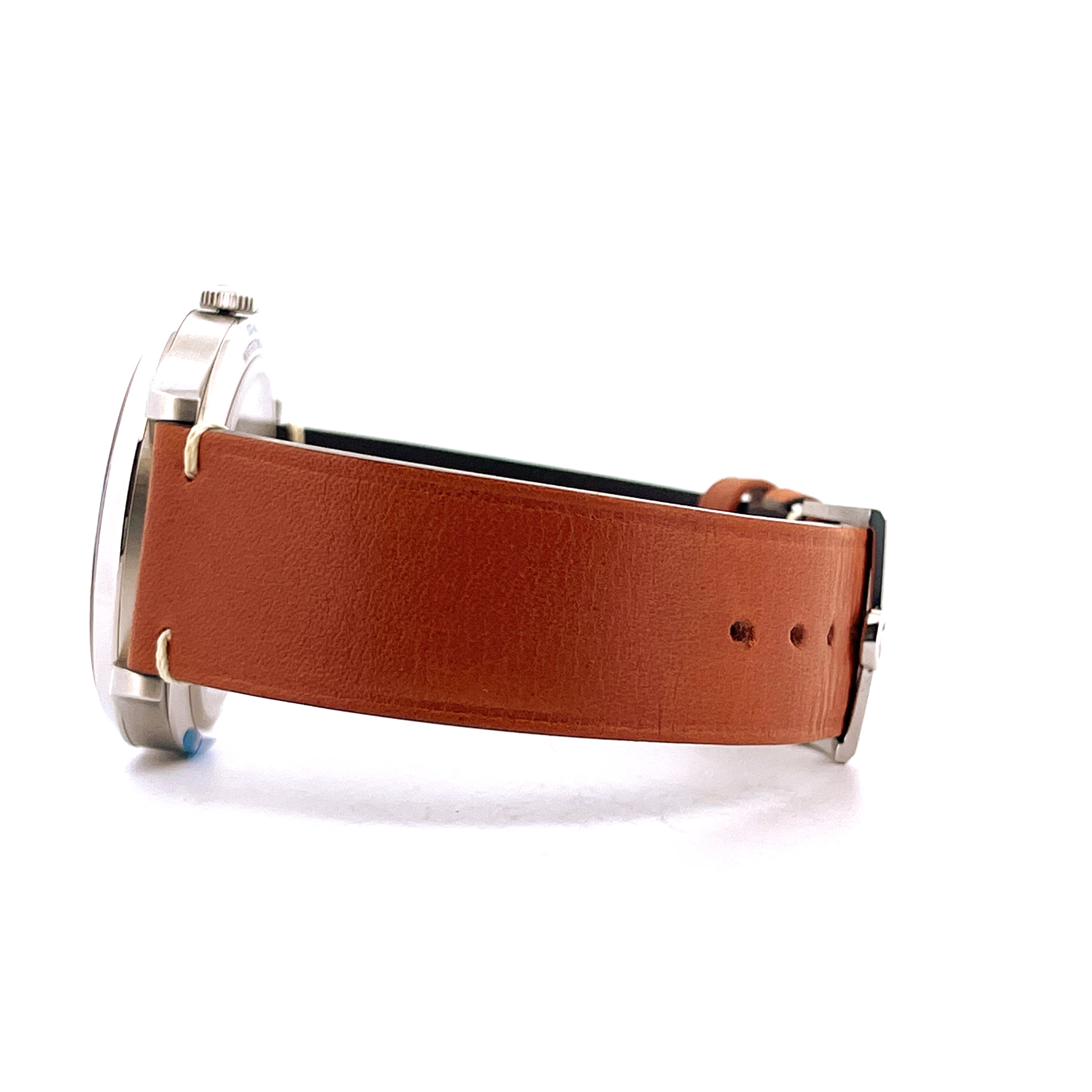 Omega CK 859 Seitenansicht mit braunem Lederarmband auf weißem Hintergrund