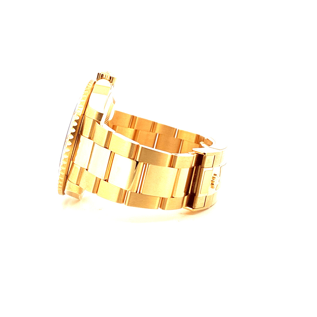 Rolex Submariner 126618LB Gelbgold, Seitenansicht des Gehäuses und Armbands auf weißem Hintergrund