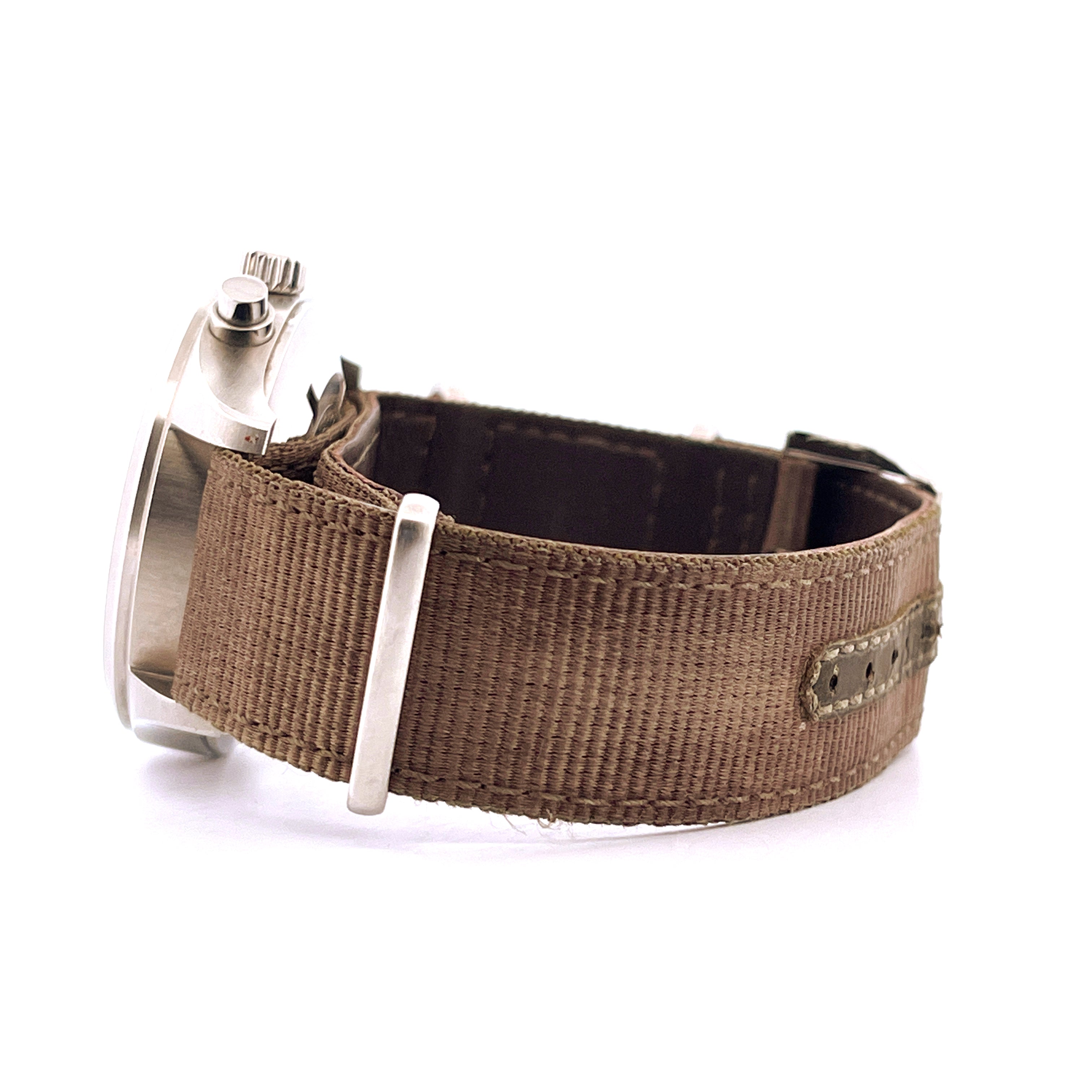 Seitenansicht einer IWC Fliegeruhr Chronograph Ref. 371701 mit braunem Stoffarmband auf weißem Hintergrund