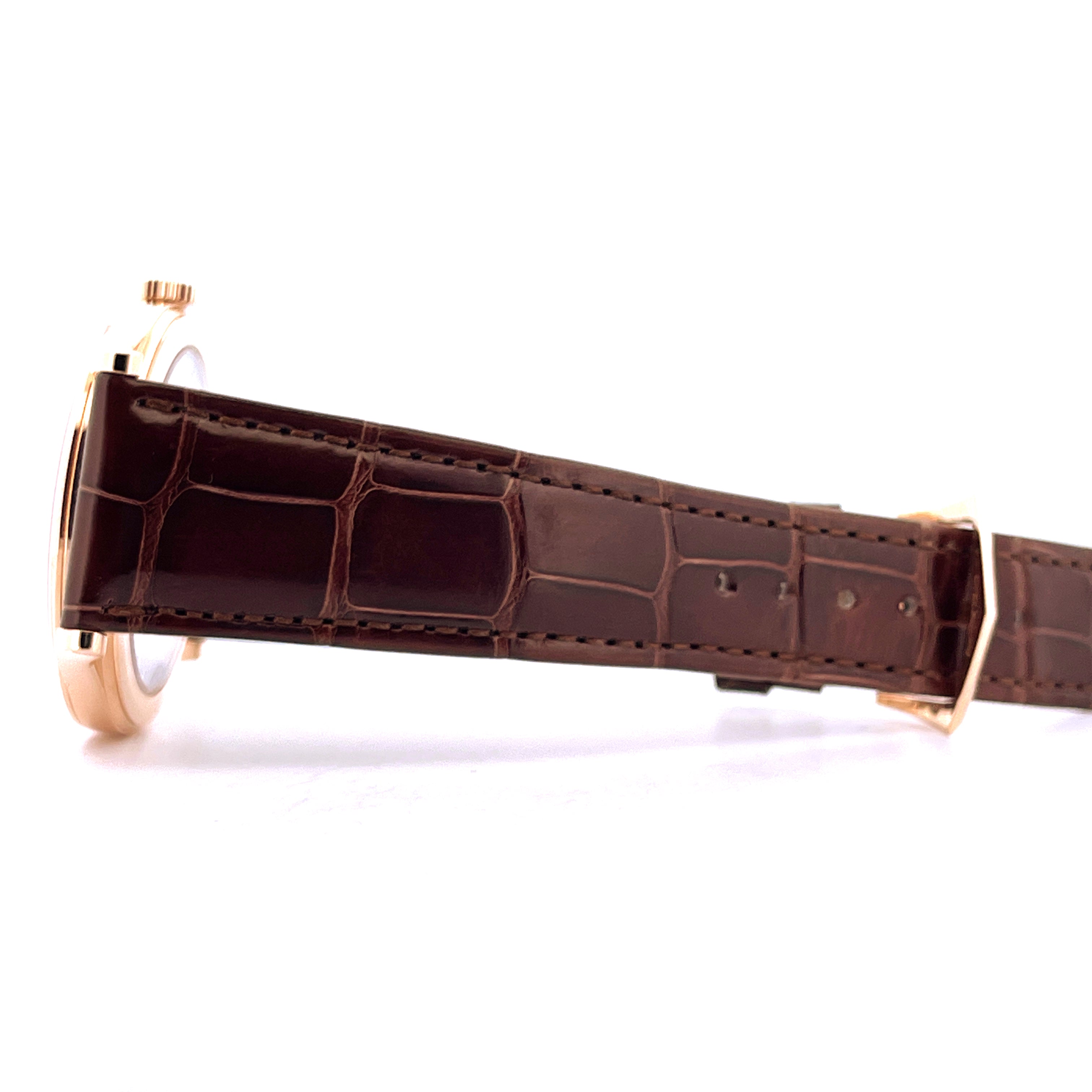 Patek Philippe Calatrava 6119R-001 Seitenansicht mit braunem Krokolederarmband und Roségold-Gehäuse