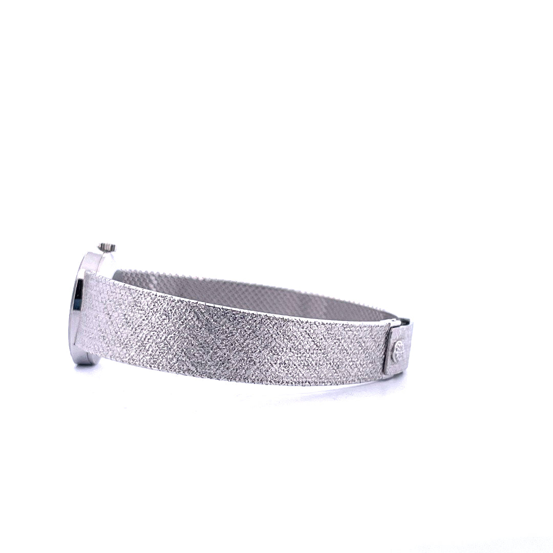 Patek Philippe Ellipse d'Or Armbanduhr aus Weißgold mit glitzerndem Armband in Seitenansicht auf weißem Hintergrund