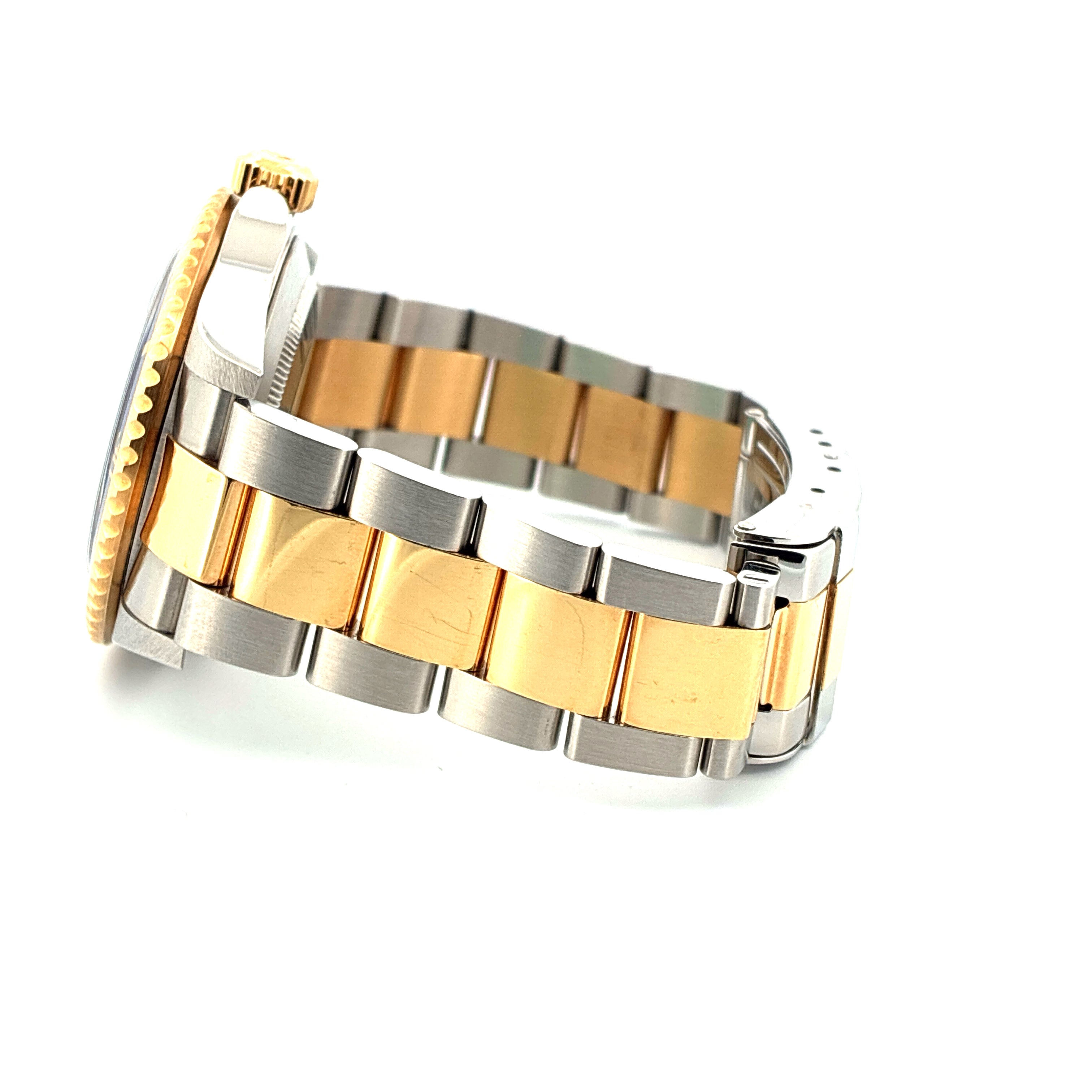 Detailansicht einer Rolex Submariner Date Bicolor-Uhr mit einem bicolor-Armband aus Edelstahl und Gelbgold auf weißem Hintergrund