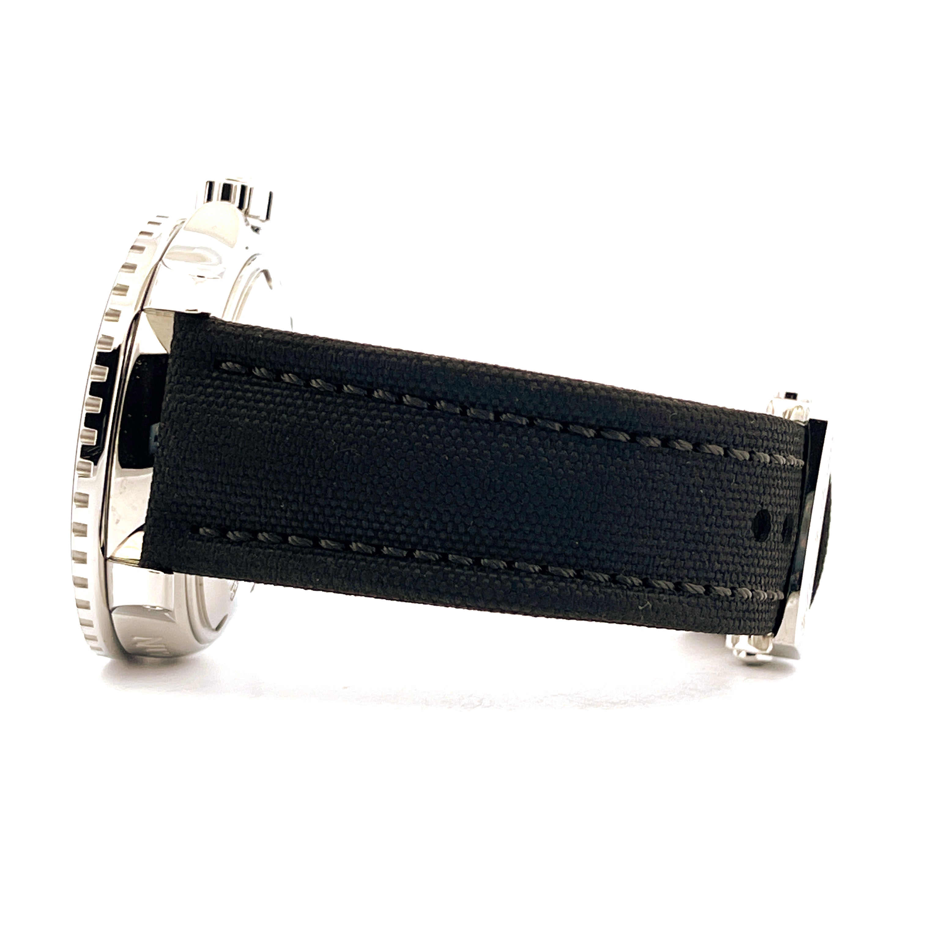 Blancpain Fifty Fathoms (2023) Stahlgehäuse mit schwarzem Textilarmband Seitenansicht auf weißem Hintergrund
