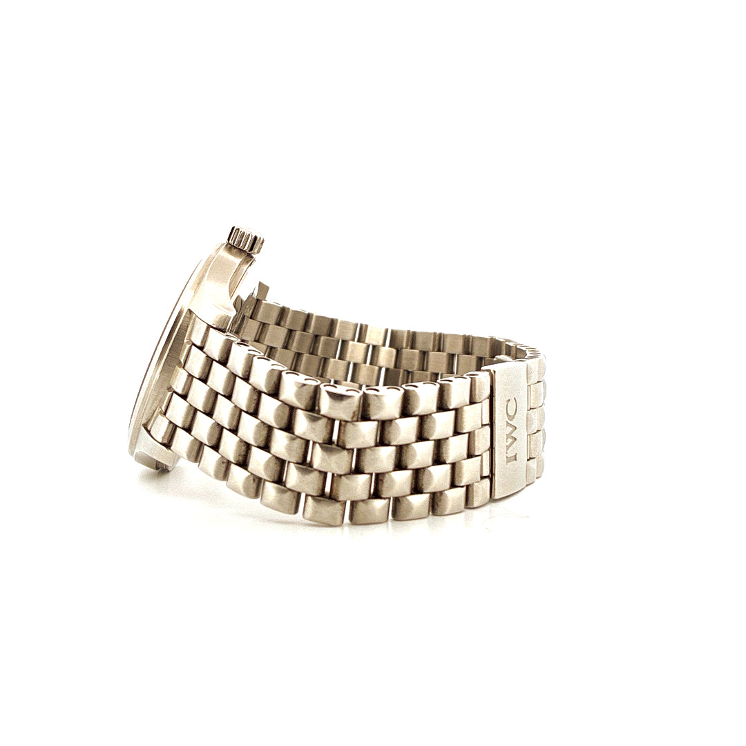 Seitenansicht einer IWC Spitfire Mark XV Uhr mit Edelstahlarmband auf weißem Hintergrund